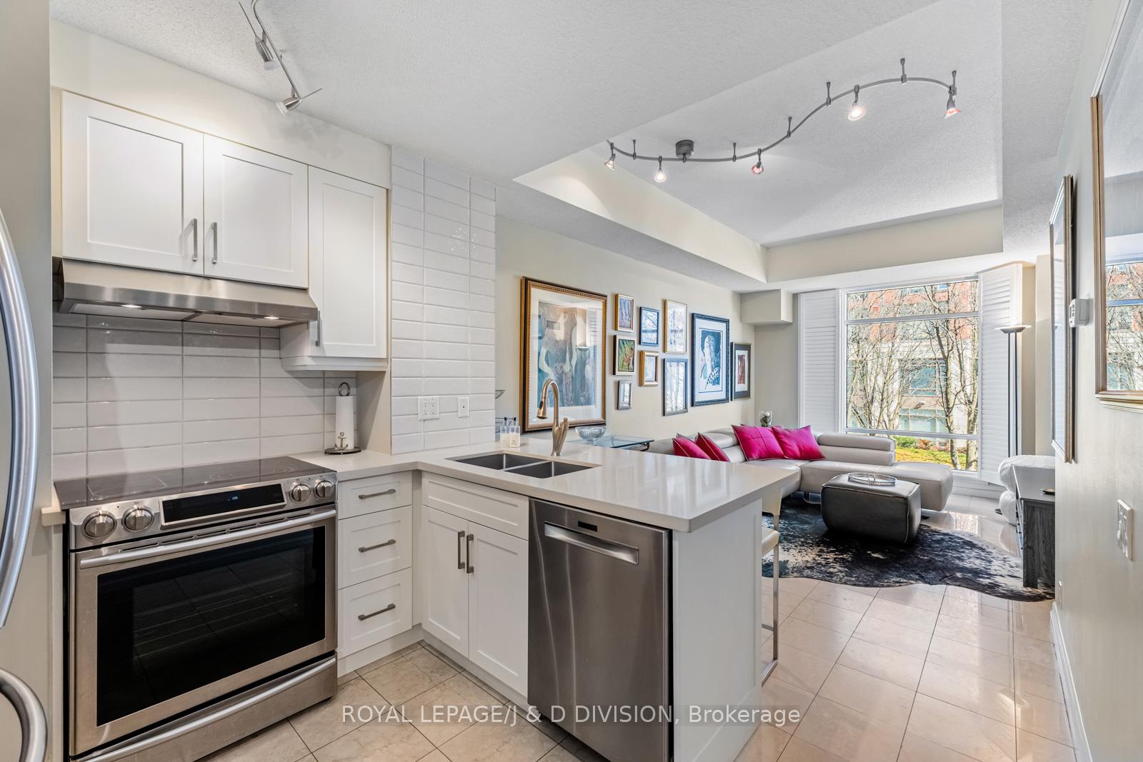 2 Bedrooms Condo at 500 Queens,  Toronto For sale
