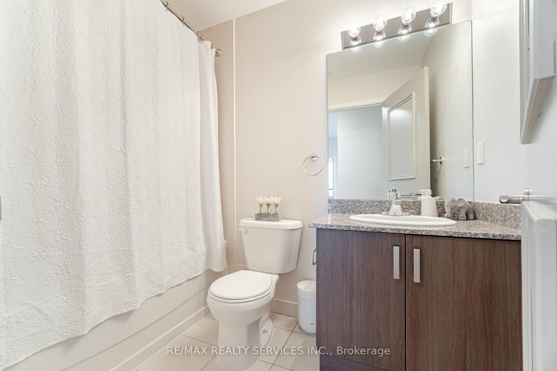 3 Bedrooms Condo at 2900 Highway 7, Vaughan For sale