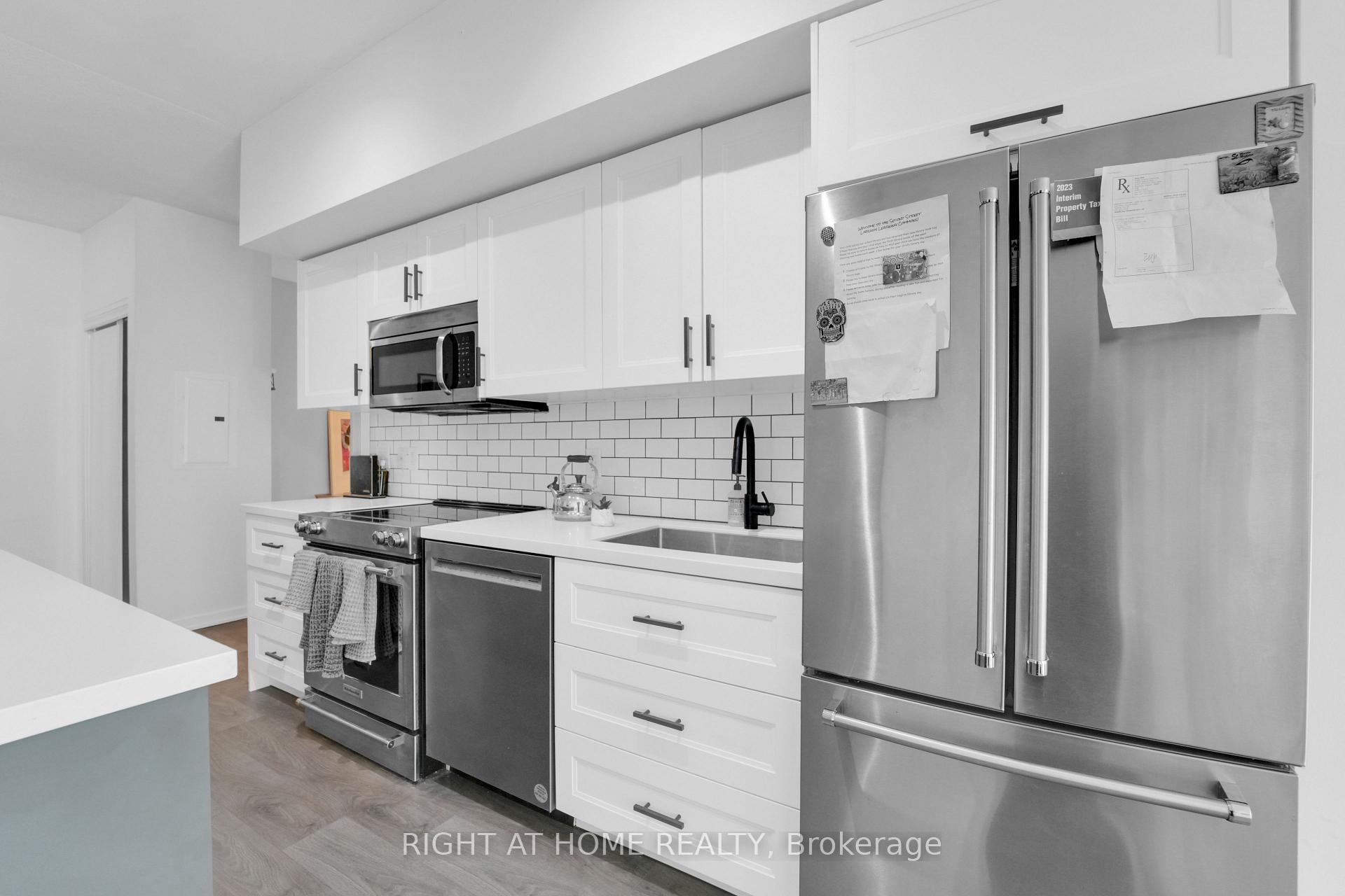 2 Bedrooms Condo at 105 THE QUEENSWAY, Toronto For sale