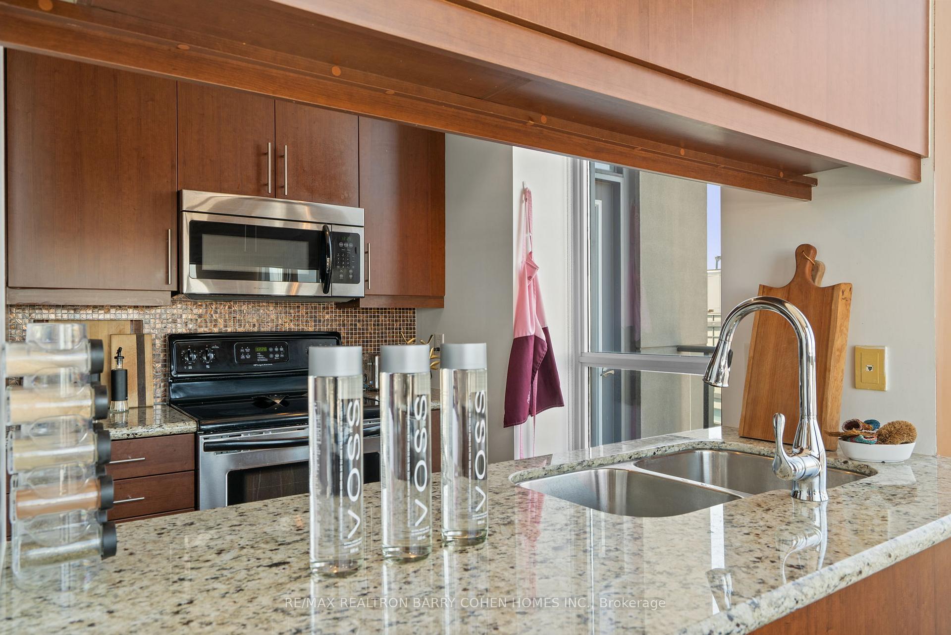 3 Bedrooms Condo at 500 St Clair, Toronto For sale