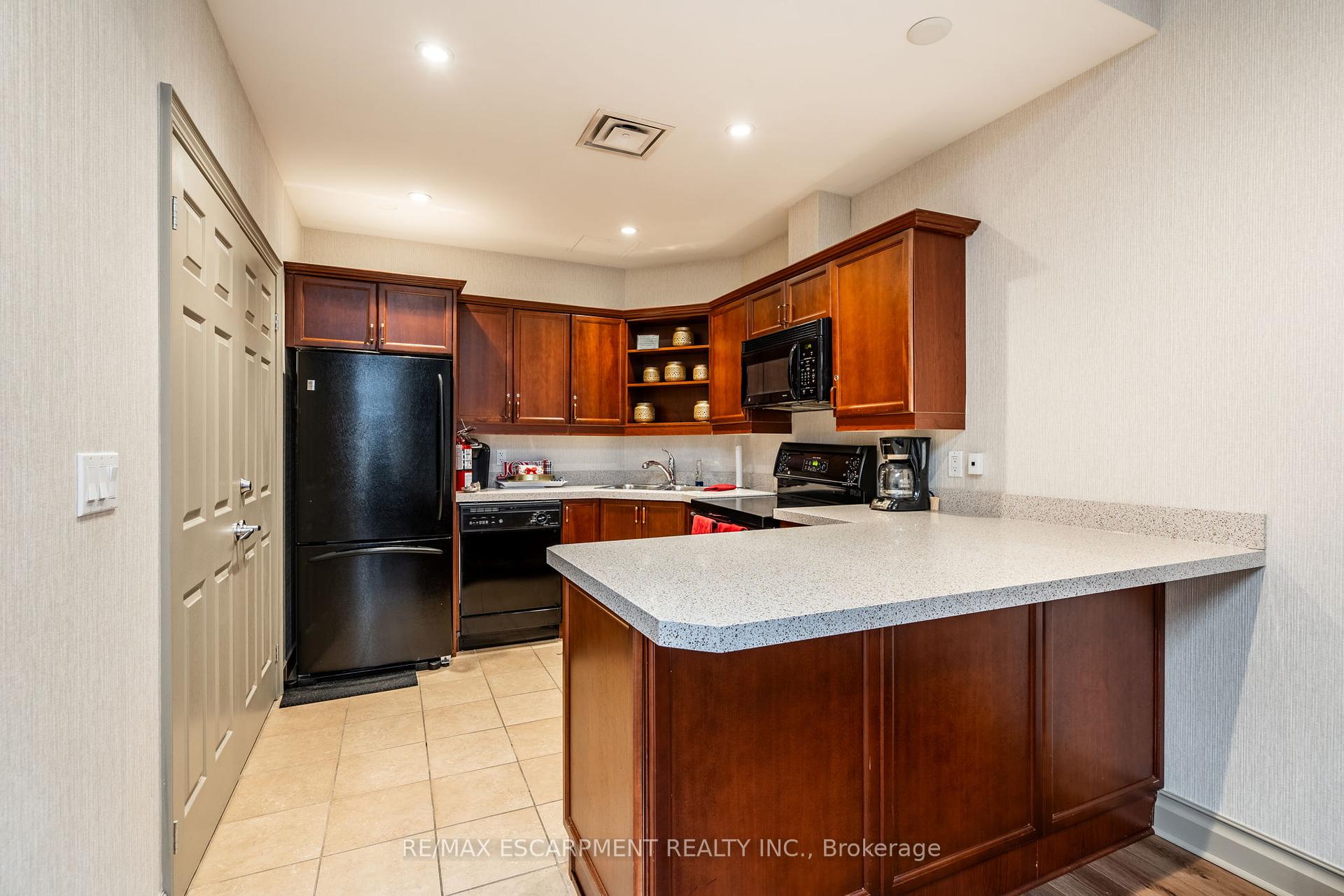 2 Bedrooms Condo at 1477 Lakeshore, Burlington For sale