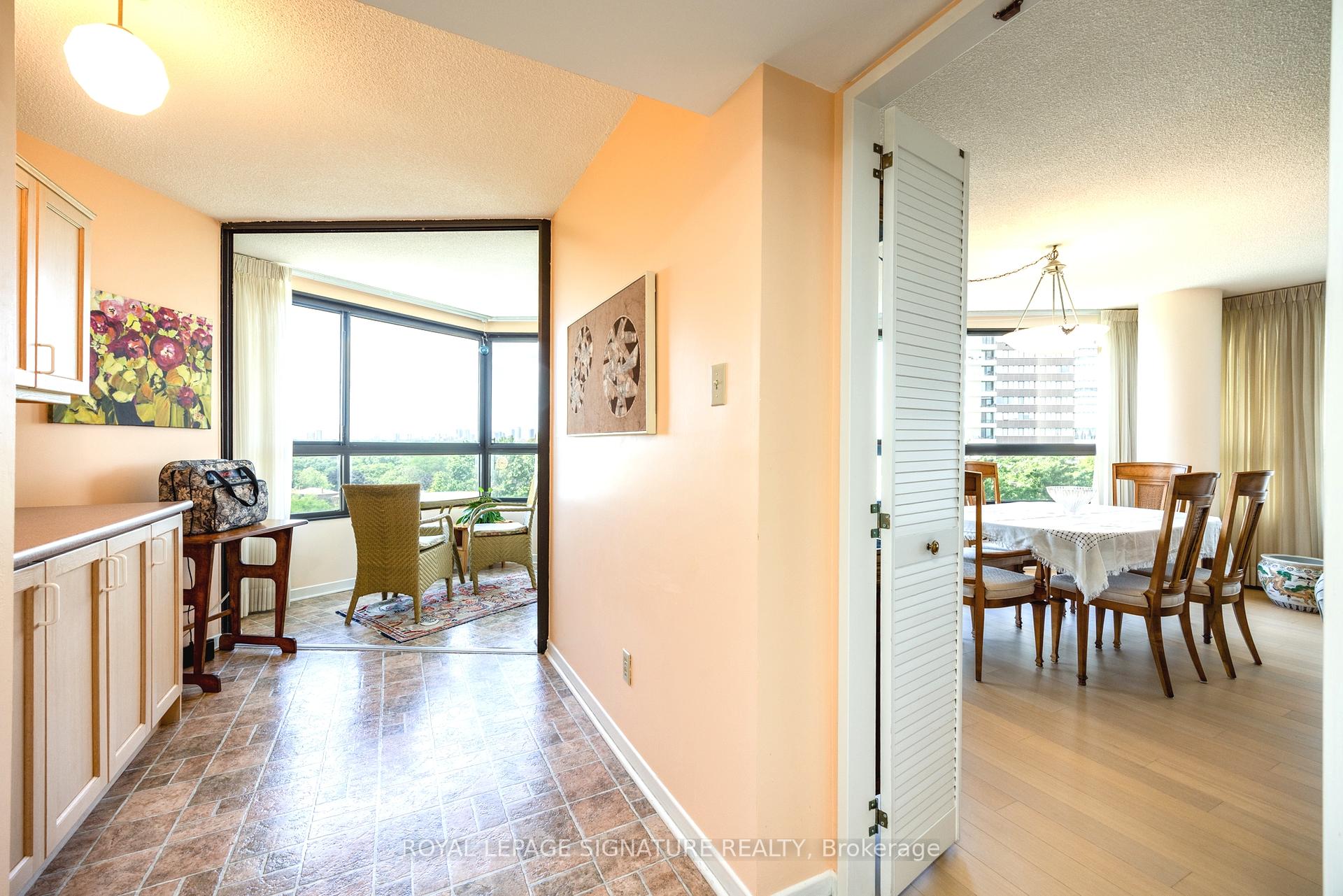 3 Bedrooms Condo at 1300 Bloor, Mississauga For sale