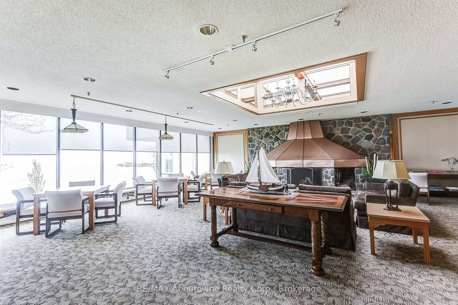 2 Bedrooms Condo at 2180 Marine, Oakville For sale