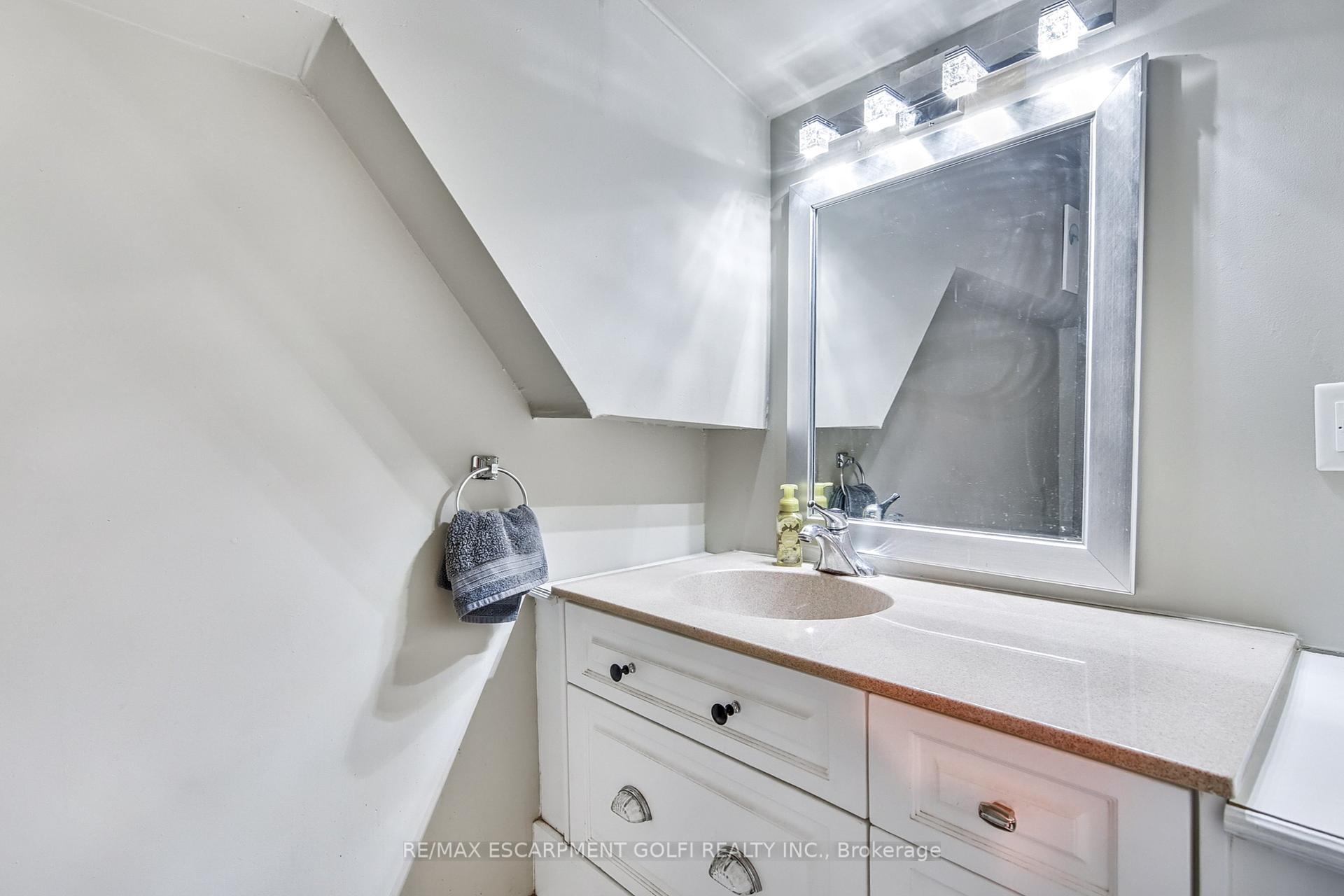 4 Bedrooms Condo at 23 WATSONS, Hamilton For sale