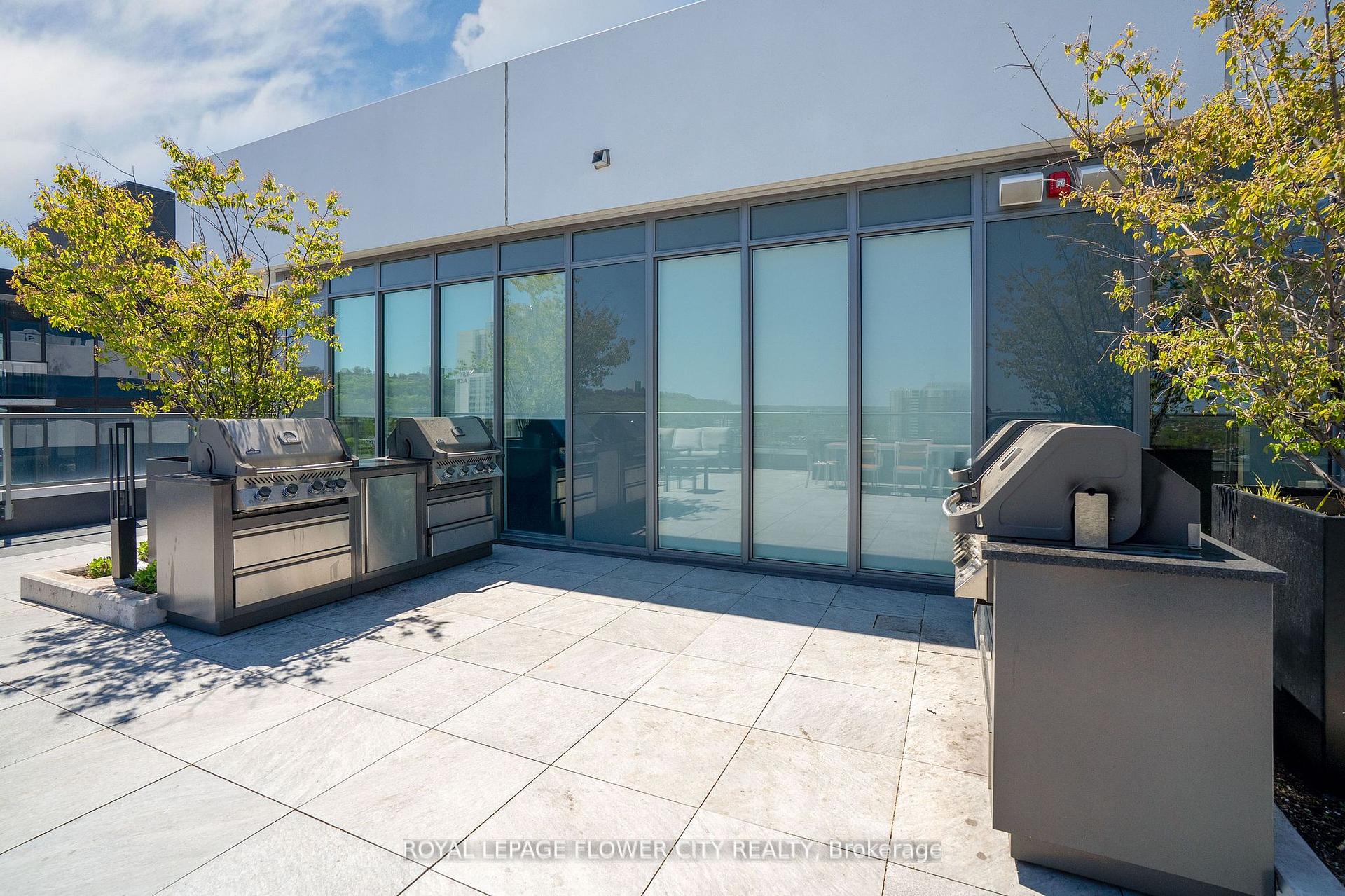 2 Bedrooms Condo at 212 King William, Hamilton For sale