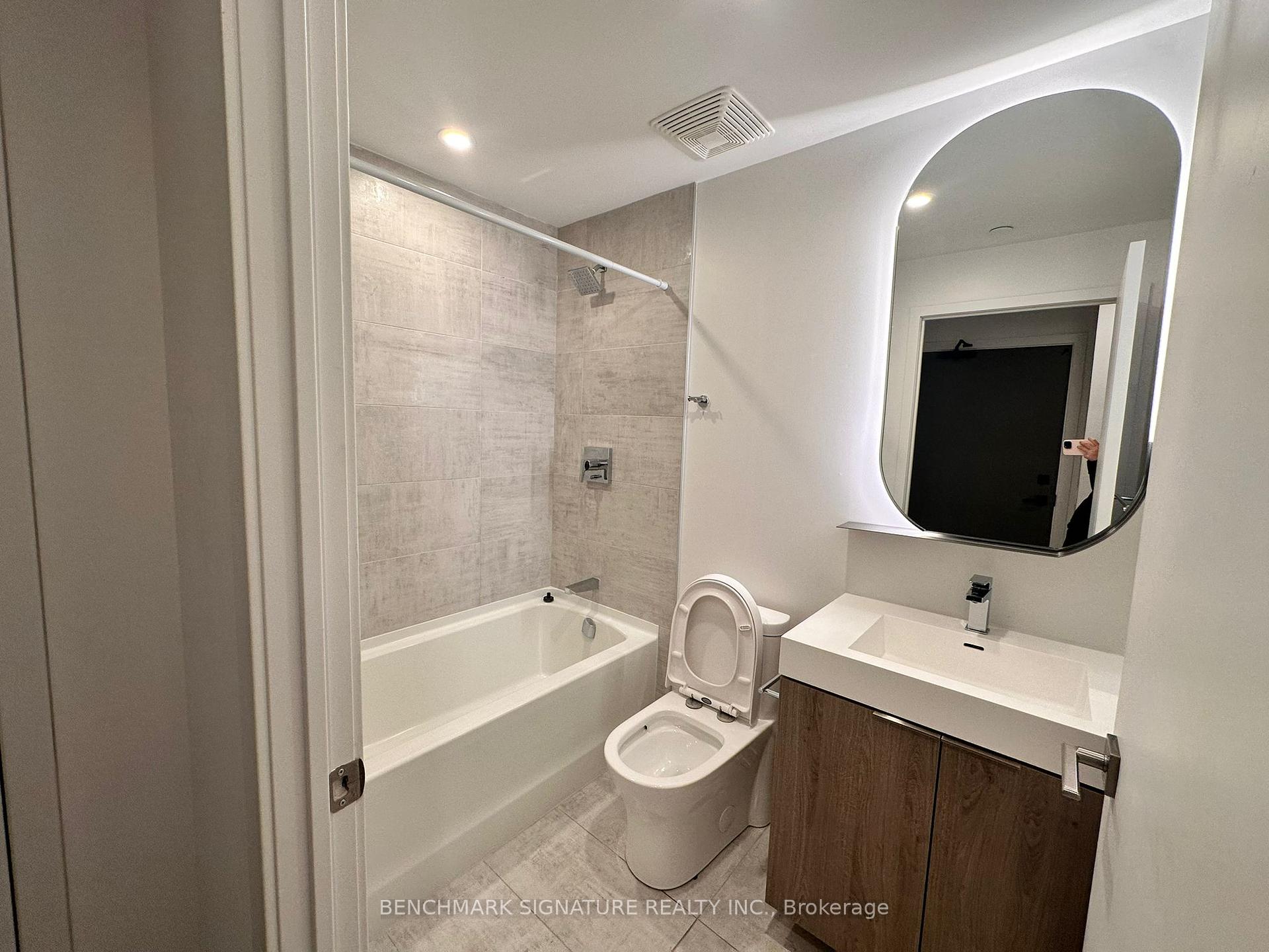 2 Bedrooms Condo at 15 Holmes, Toronto For sale