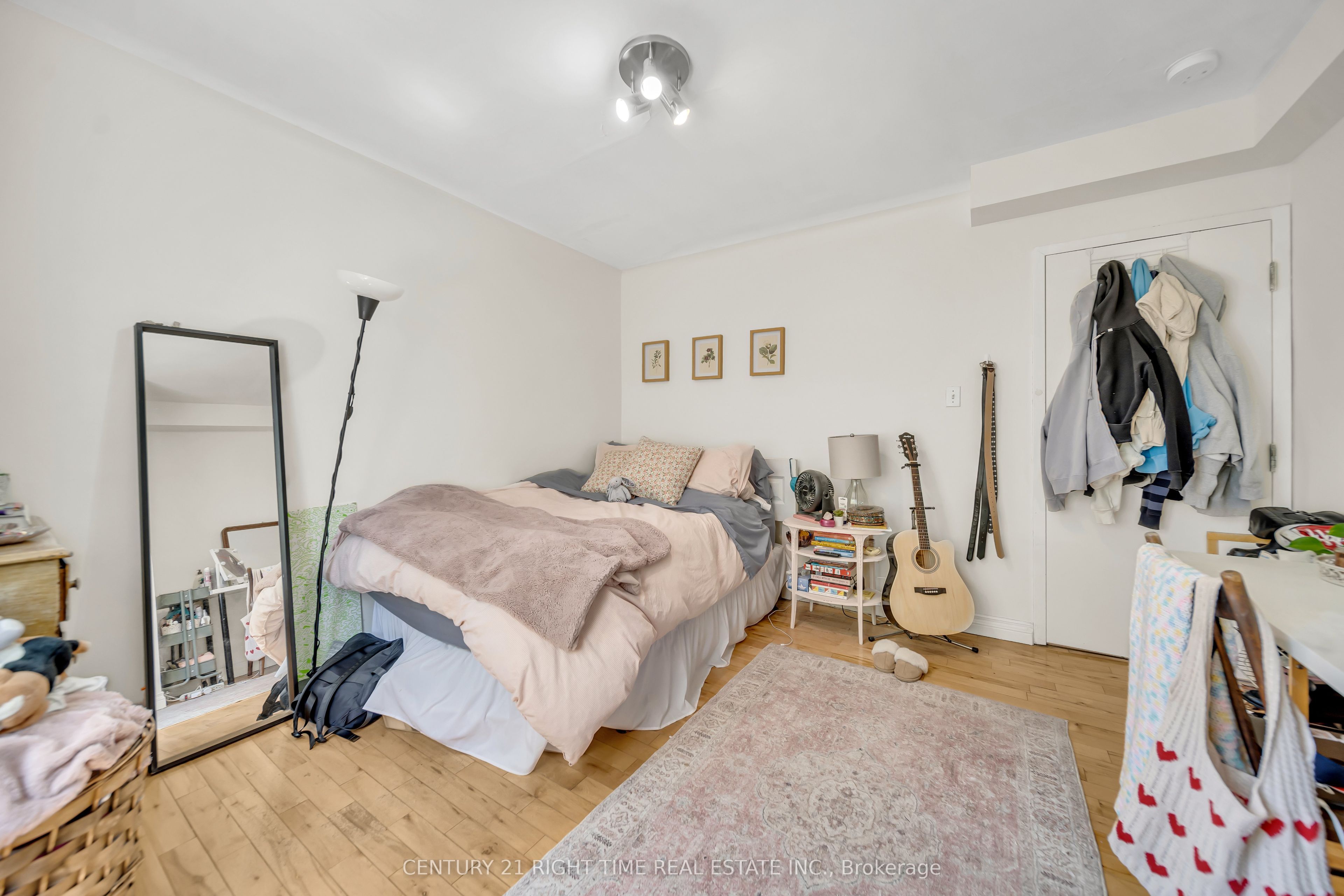 24 Columbia Street W