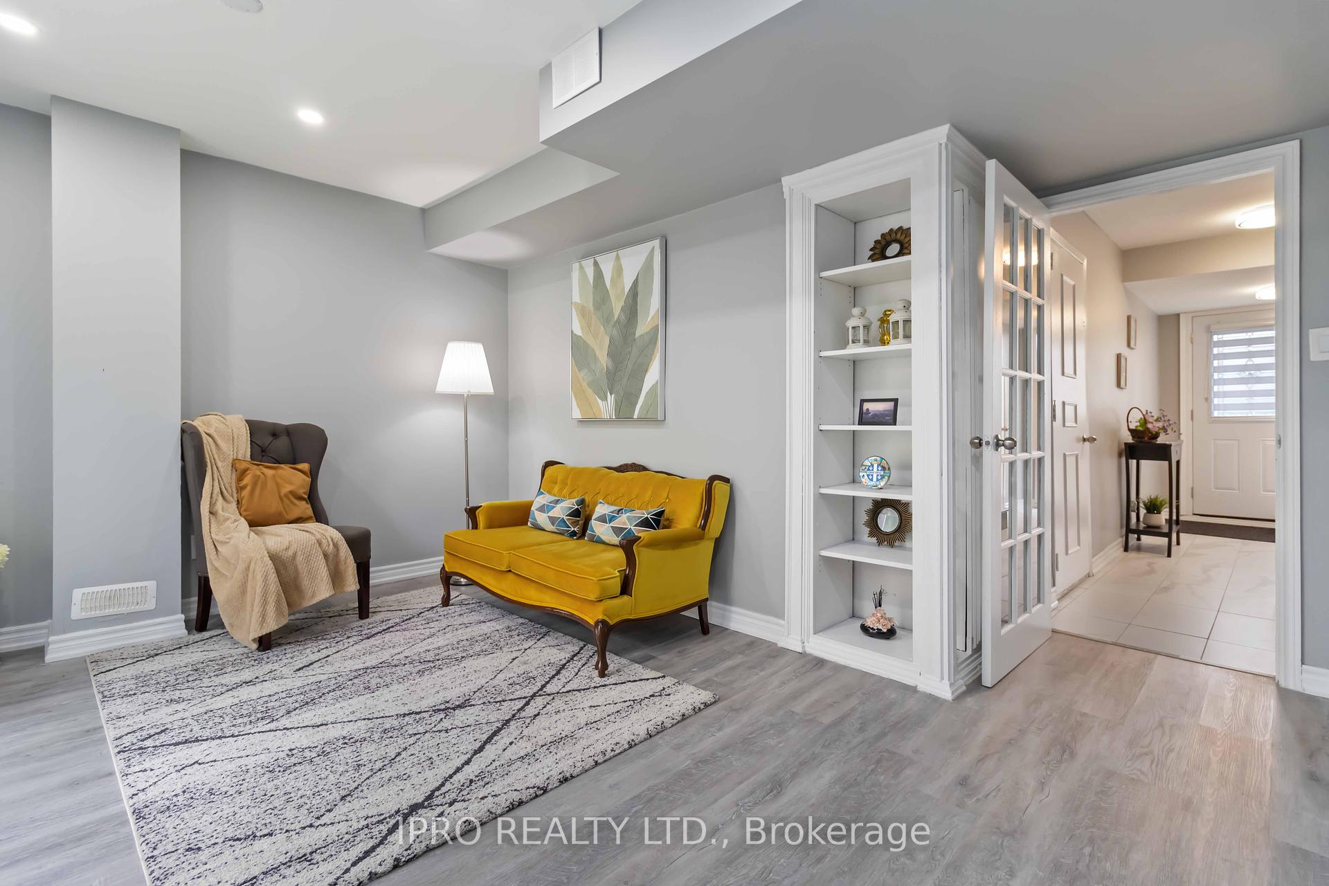 3 Bedrooms Condo at 3345 Silverado, Mississauga For sale