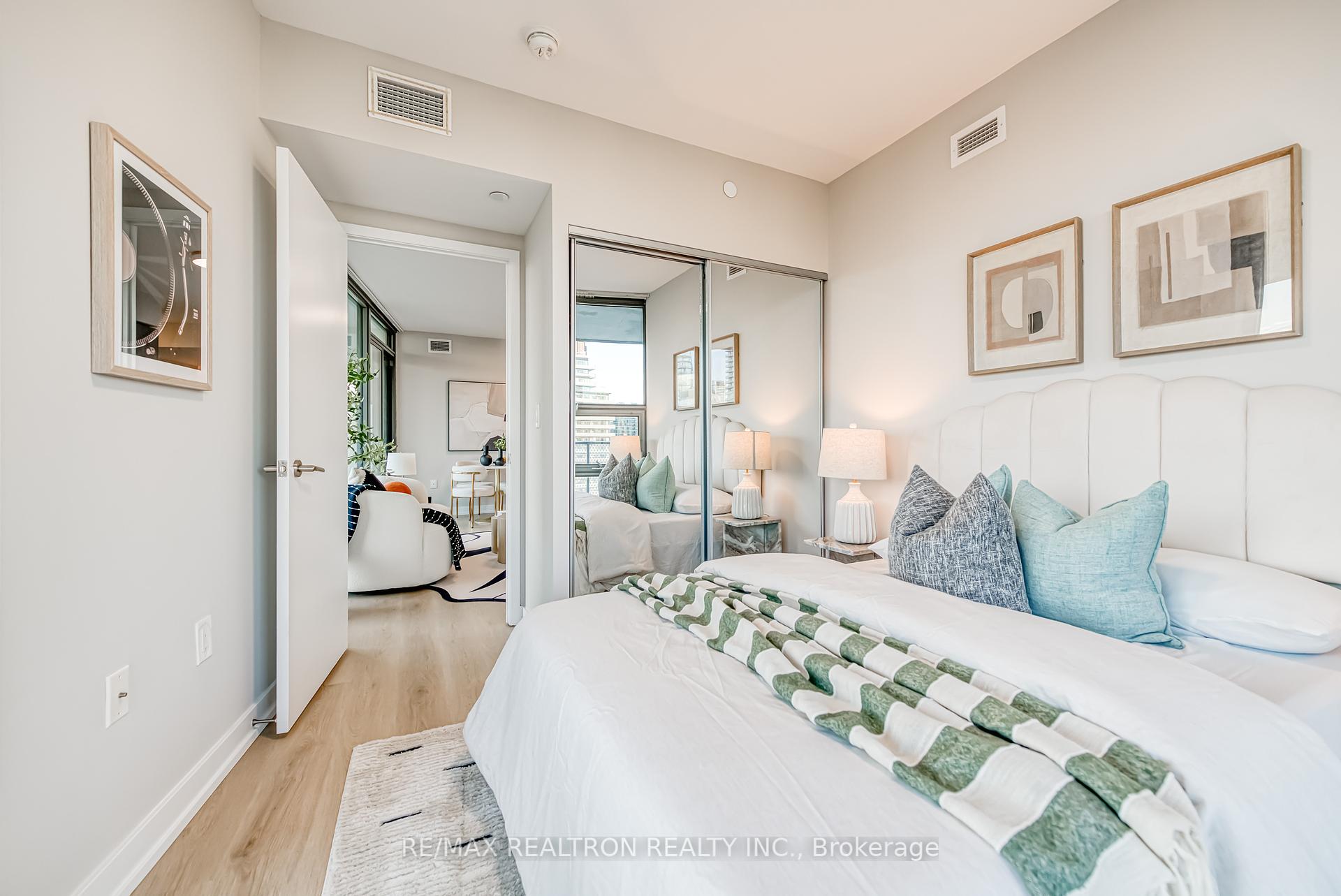 3 Bedrooms Condo at 11 Wellesley, Toronto For sale