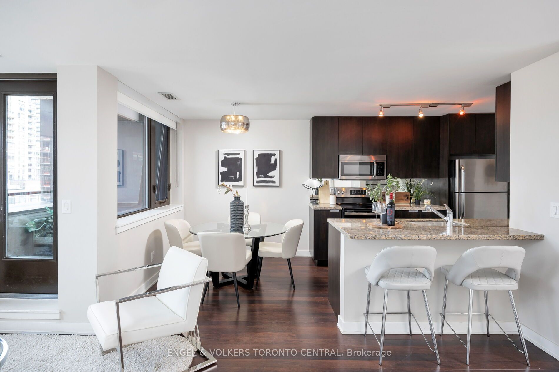 400 Wellington Street W, #1001