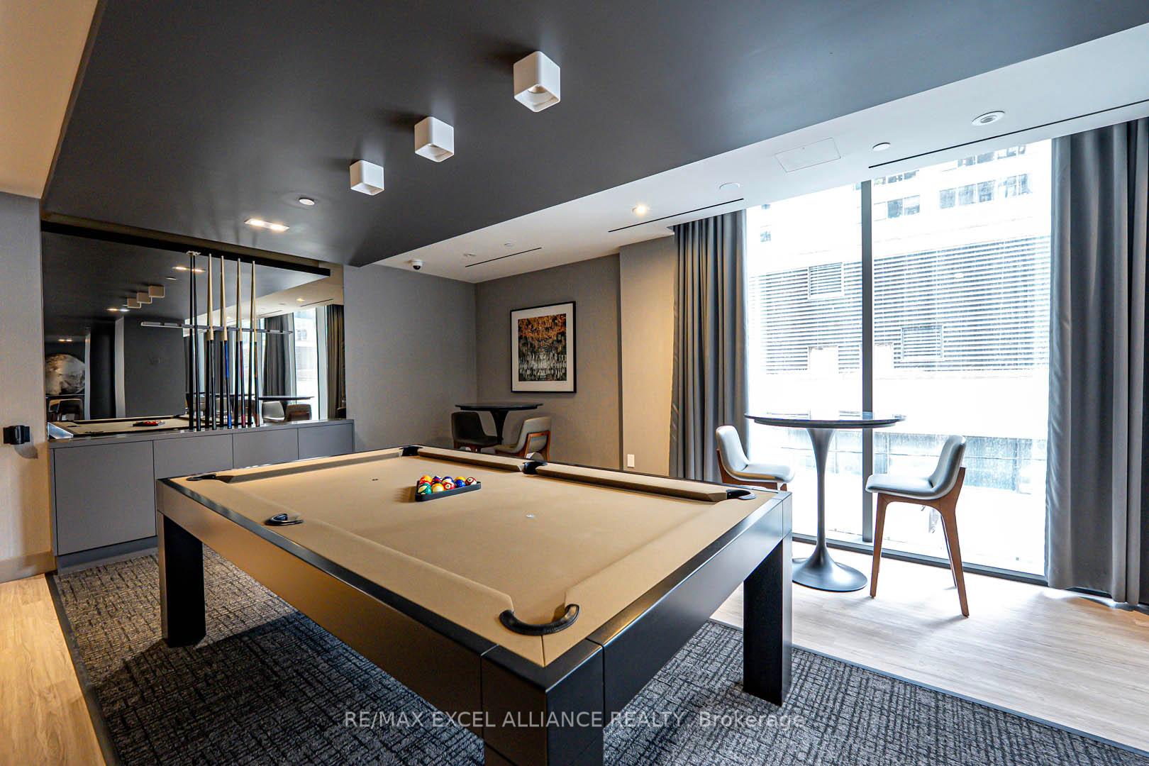 1 Bedroom Condo at 8 Cumberland,  Toronto For sale