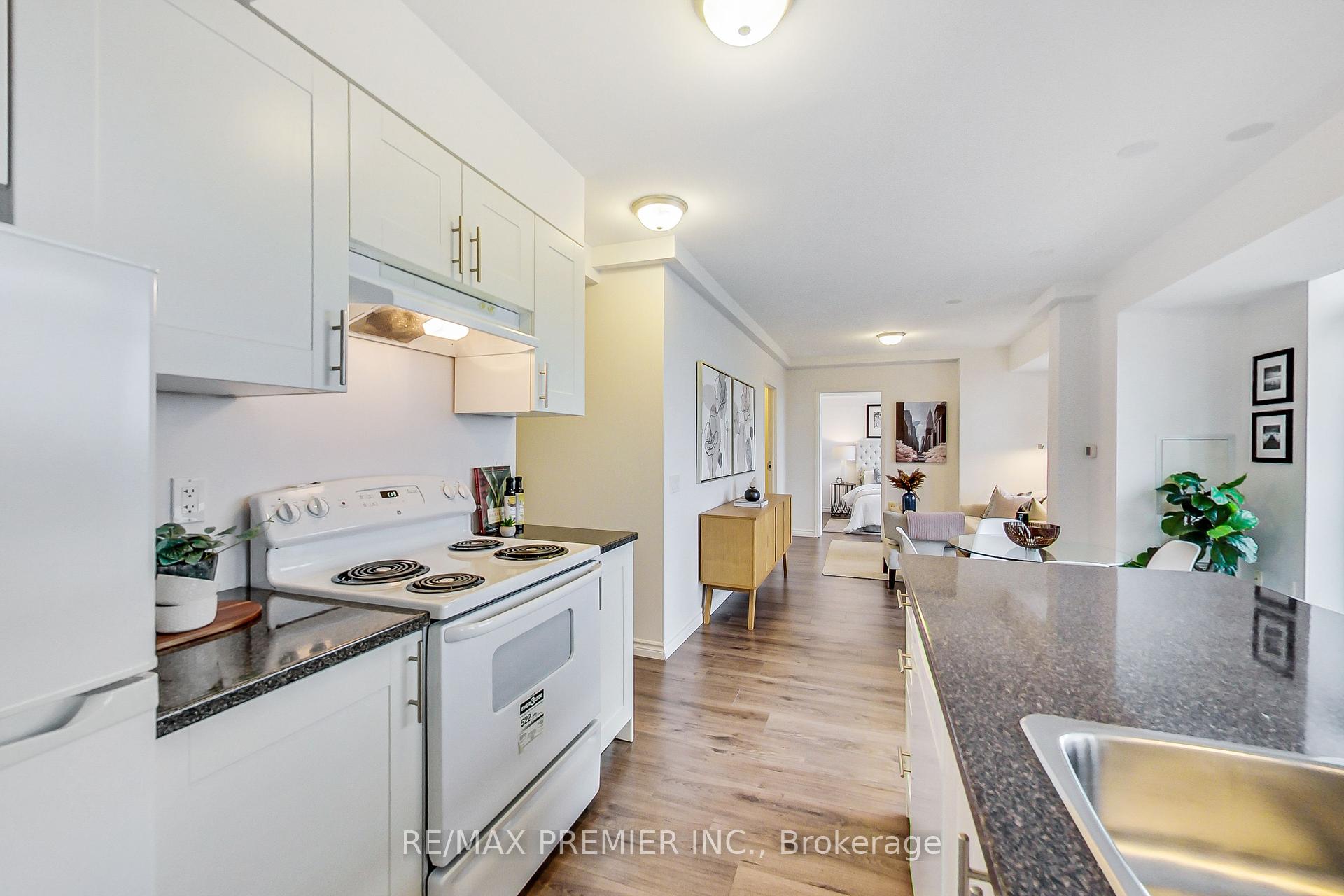 3 Bedrooms Condo at 15 Maplewood, Toronto For sale