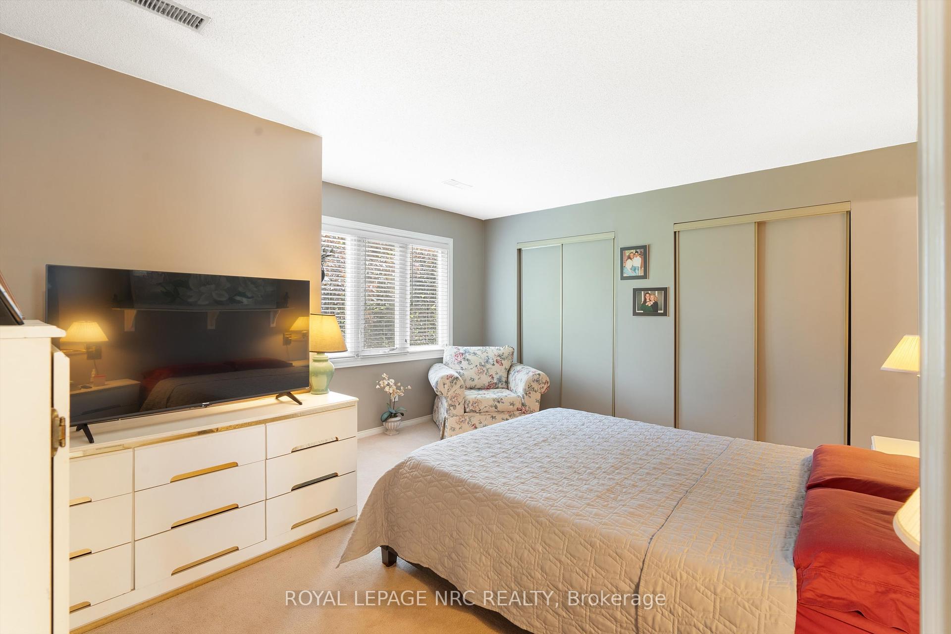2 Bedrooms Condo at 2530 Northhampton, Burlington For sale
