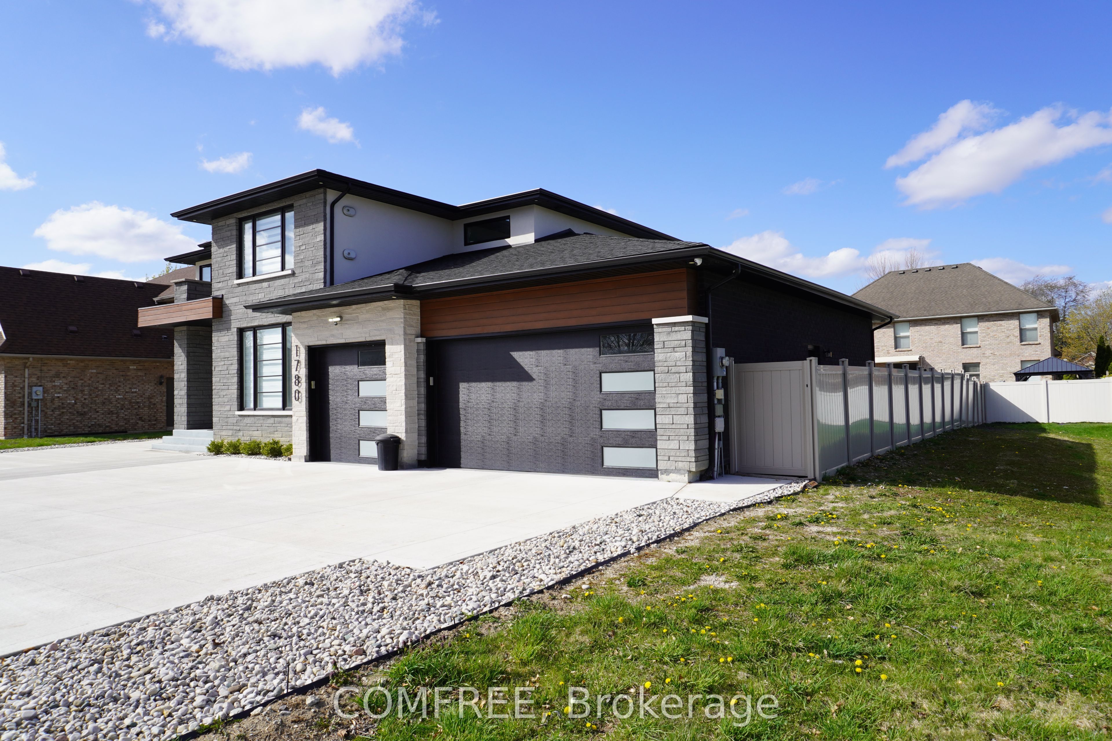 1780 Stanton Avenue, LaSalle, ON N9J 3H3
