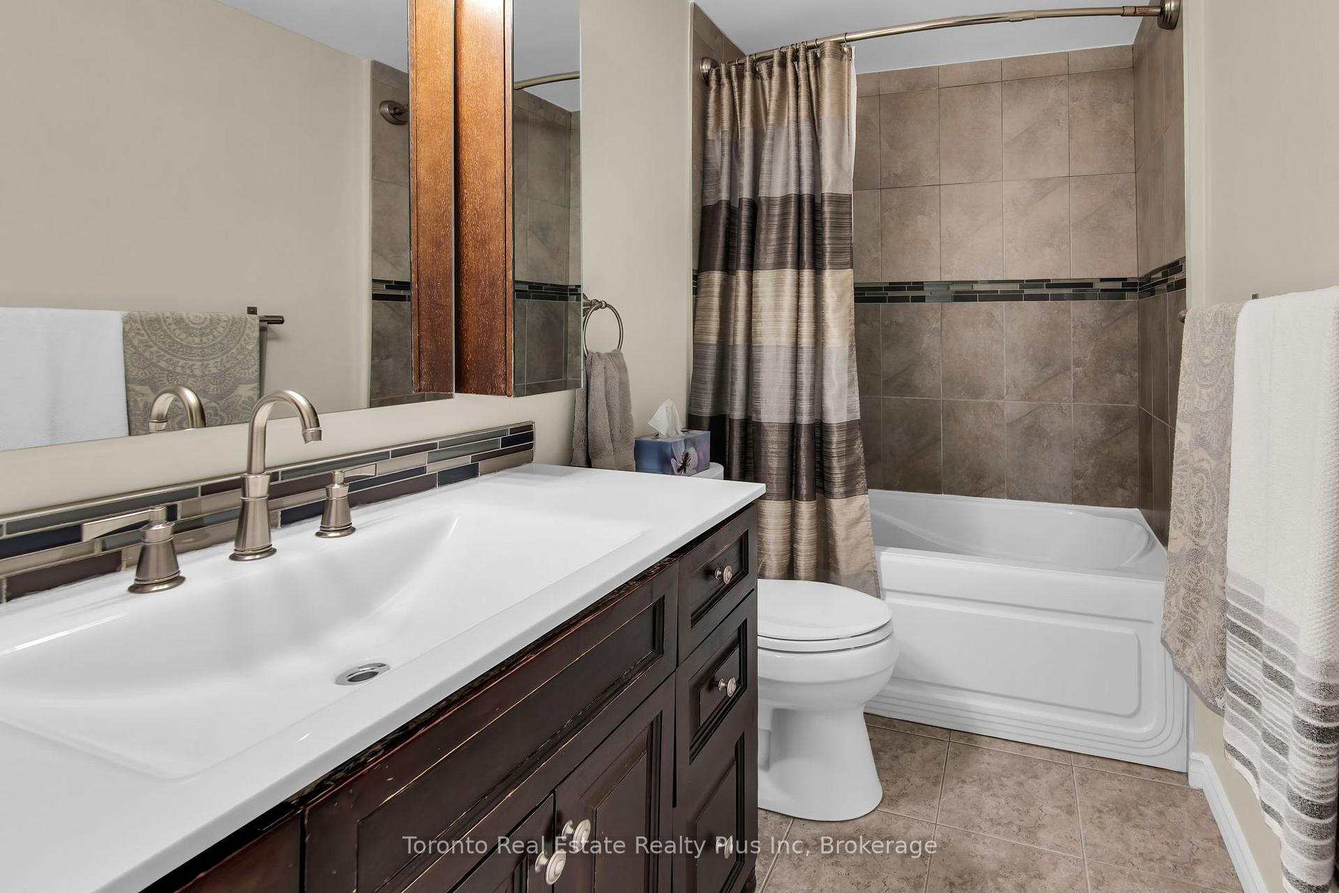 3 Bedrooms Condo at 400 Bloor, Mississauga For sale