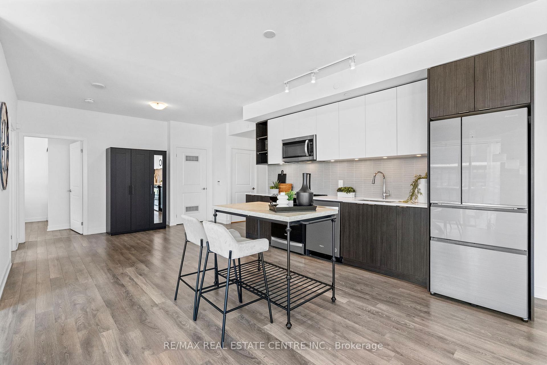 3 Bedrooms Condo at 100 Eagle Rock, Vaughan For sale