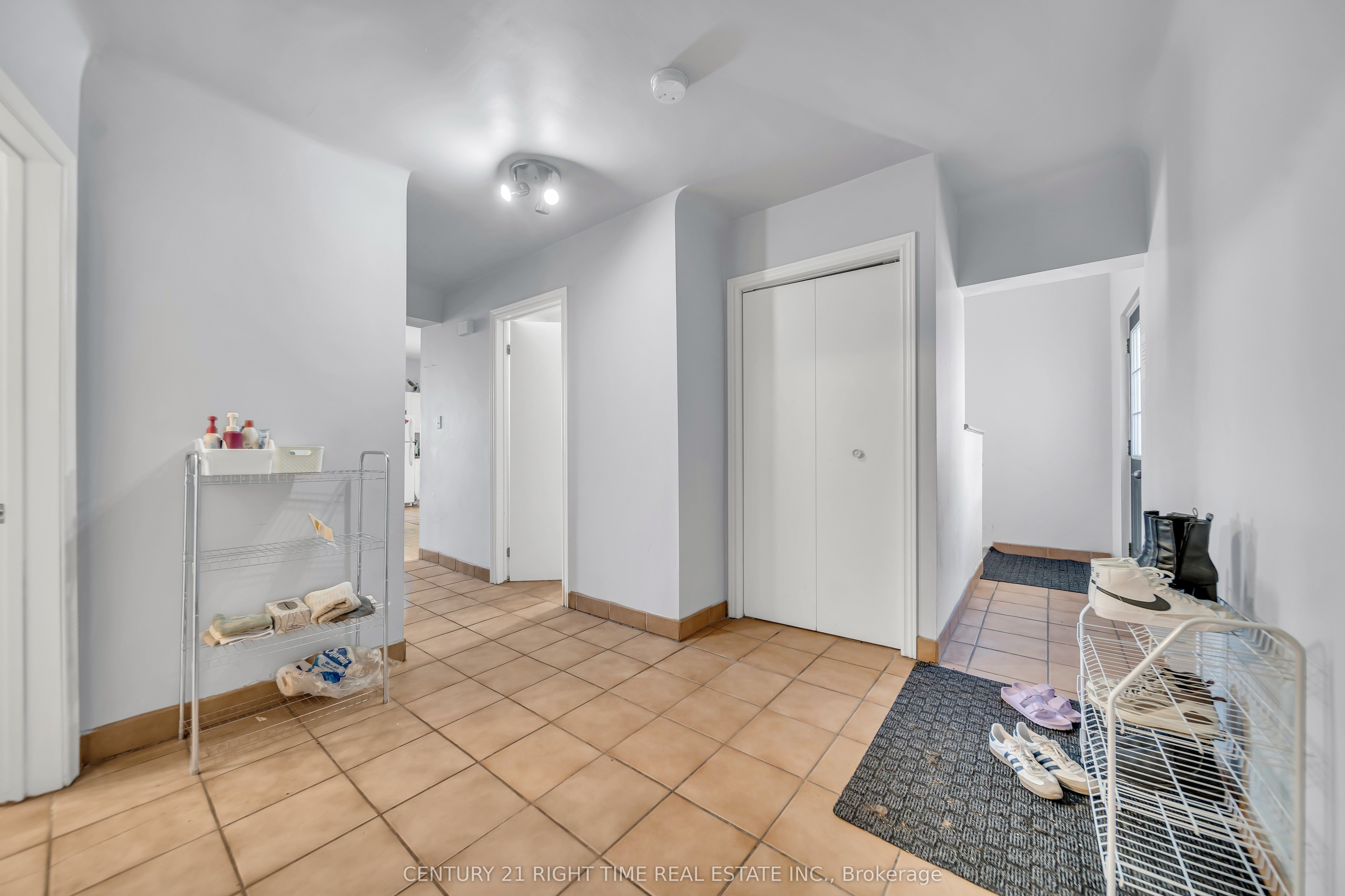 24 Columbia Street W