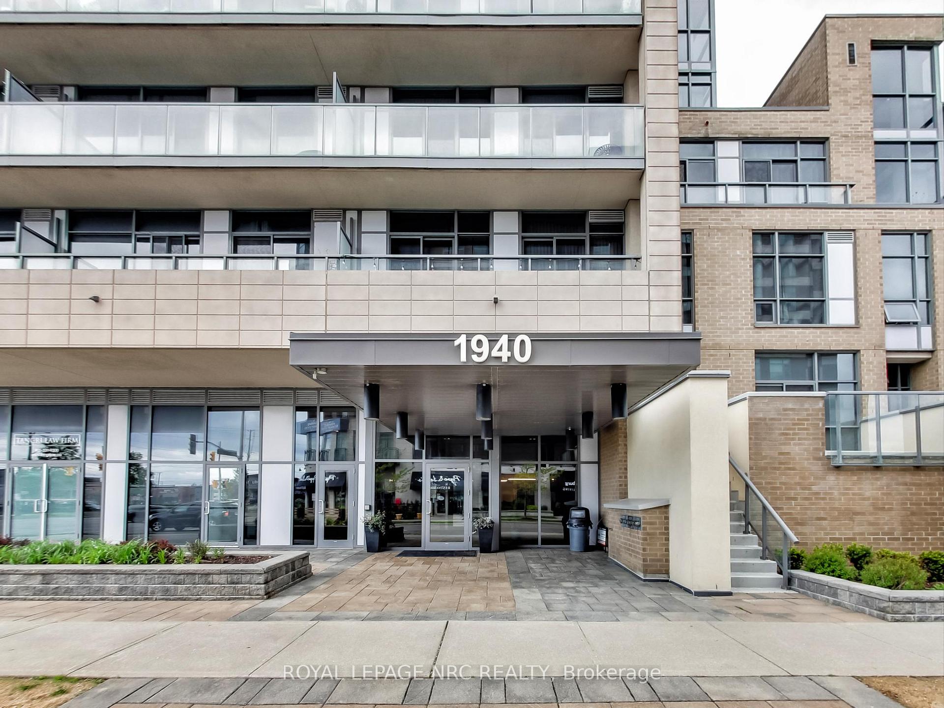 2 Bedrooms Co-op at 1940 Ironstone, Burlington For sale