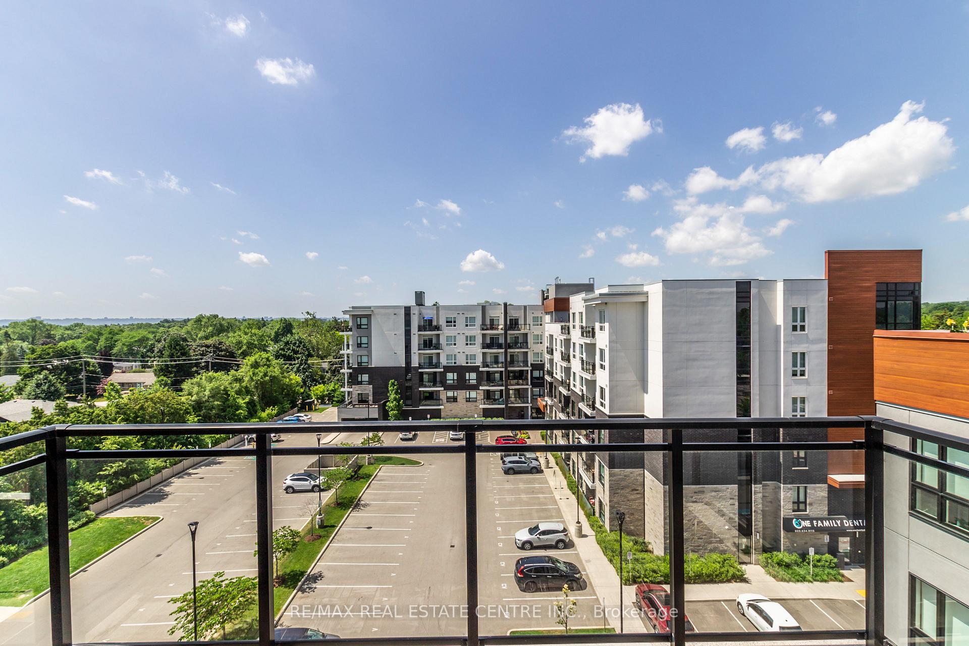 2 Bedrooms Condo at 340 Plains, Burlington For sale