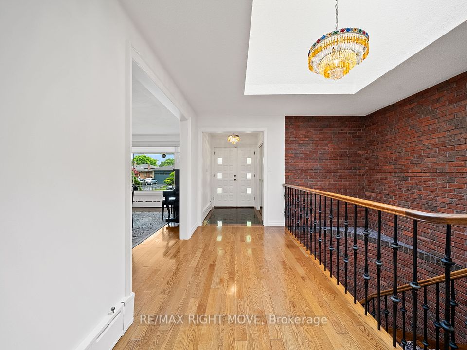 22 Ladyshot Crescent, Toronto, ON M3J 1X2