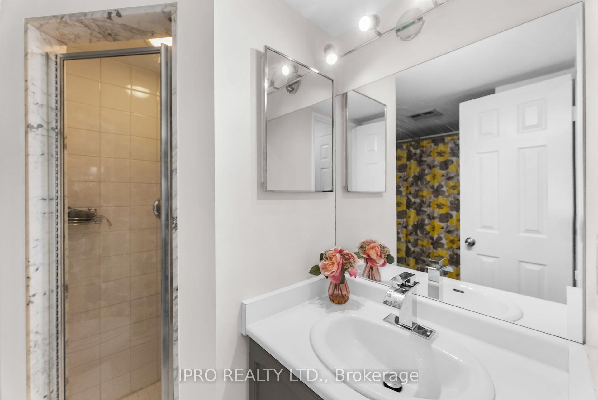 3 Bedrooms Condo at 700 Constellation, Mississauga For sale