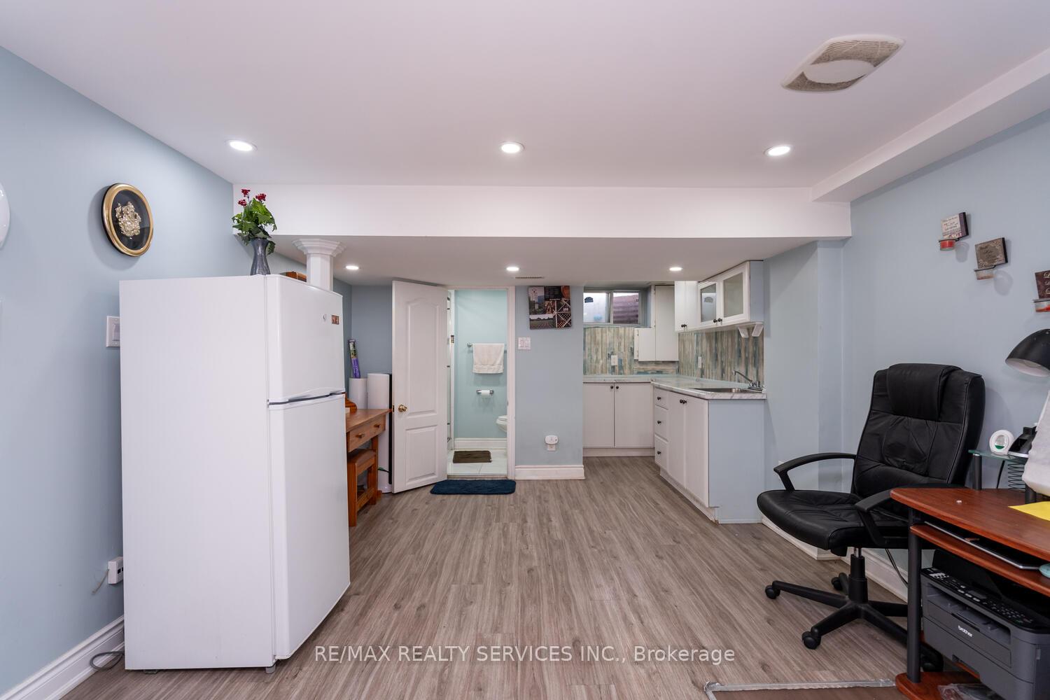 5 Bedrooms Condo at 2825 Gananoque, Mississauga For sale