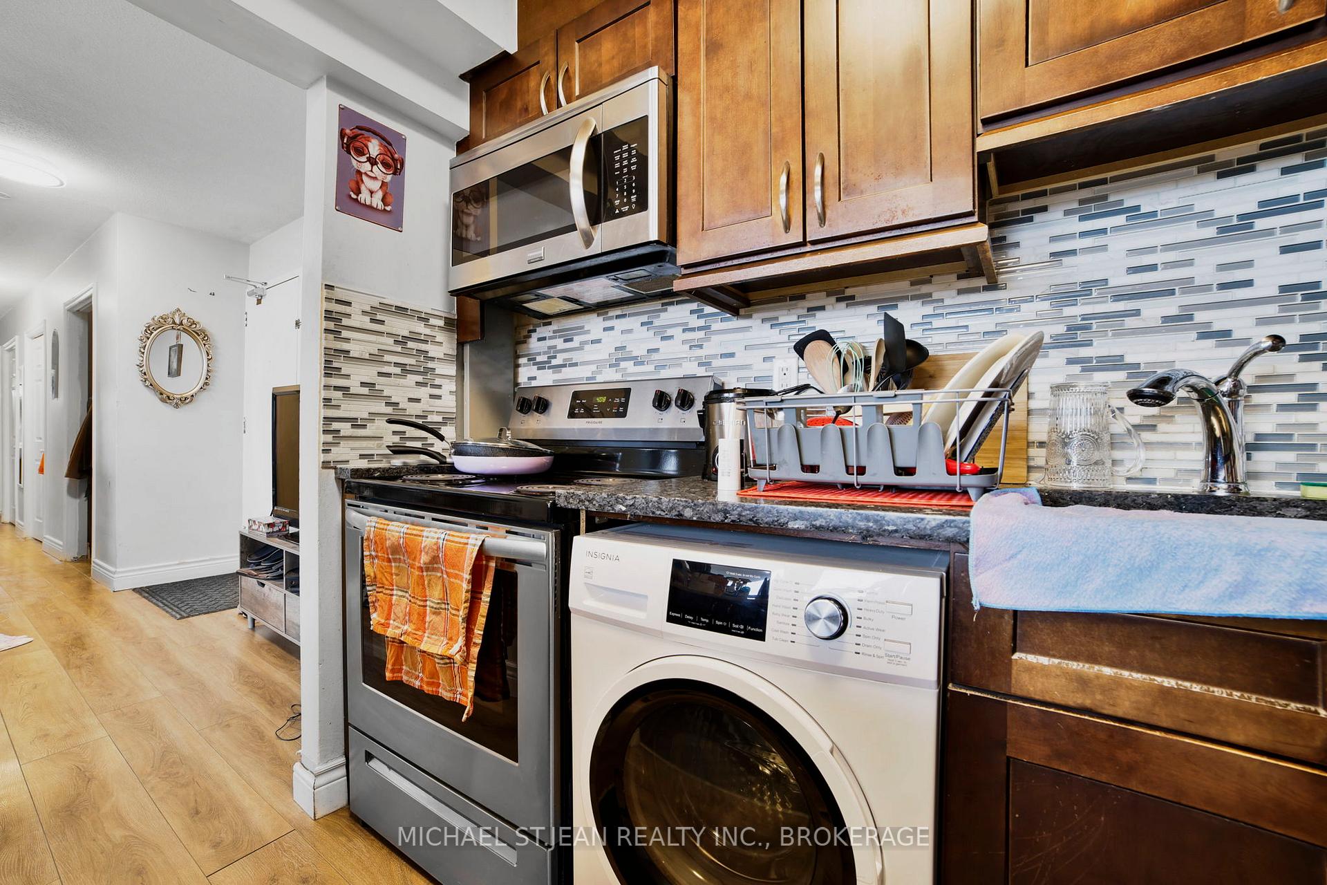 3 Bedrooms Condo at 15 Albright,  Hamilton For sale
