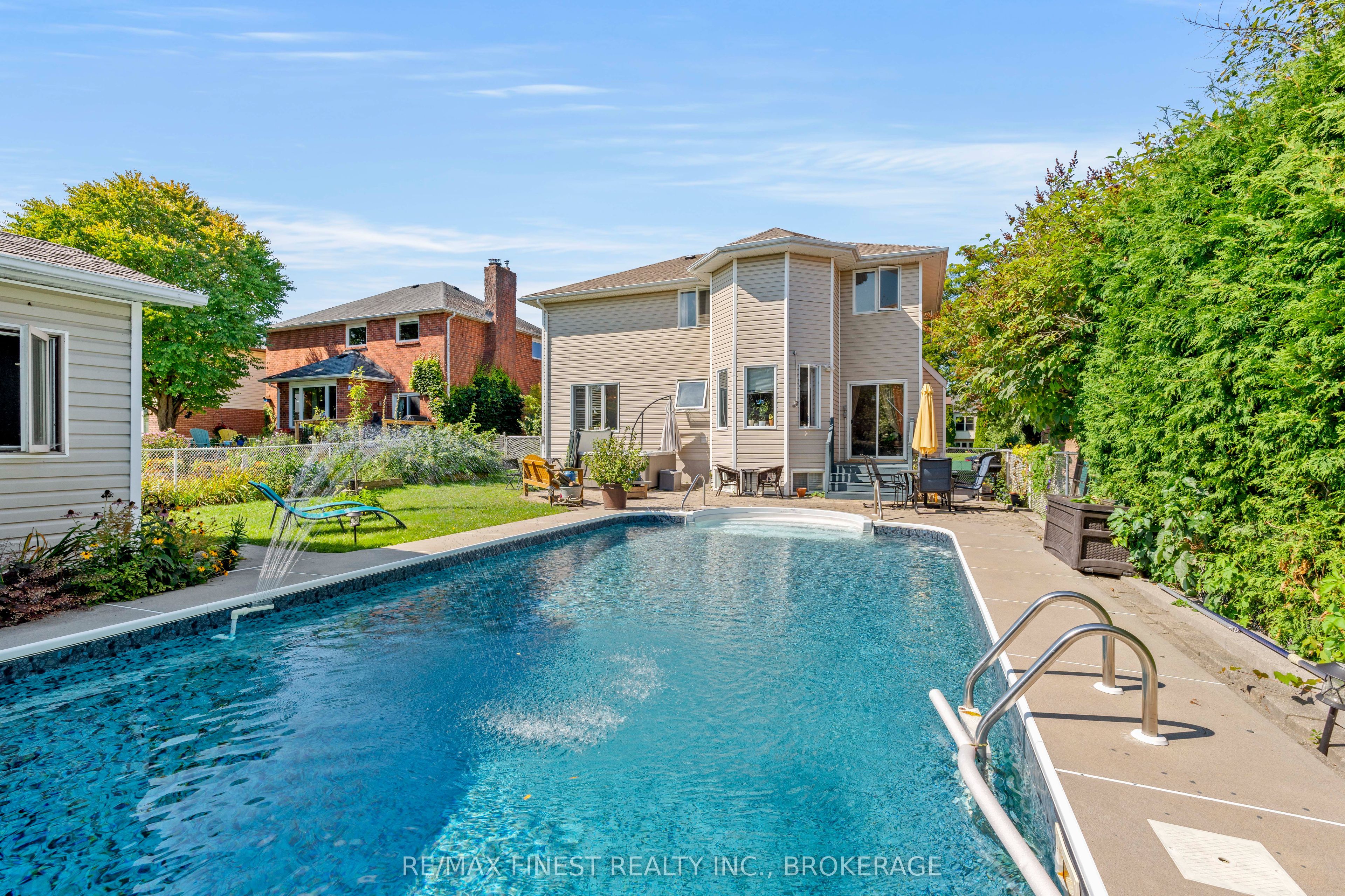 688 PARKSIDE Crescent