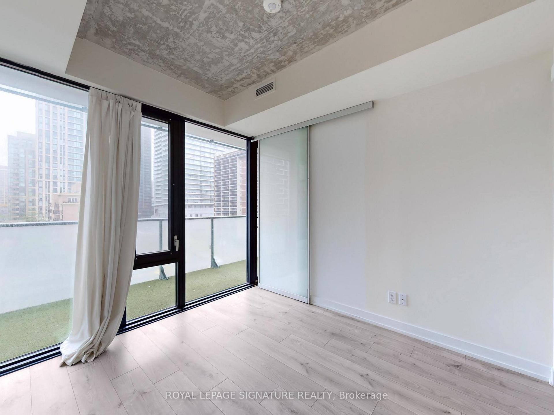 2 Bedrooms Condo at 161 Roehampton, Toronto For sale
