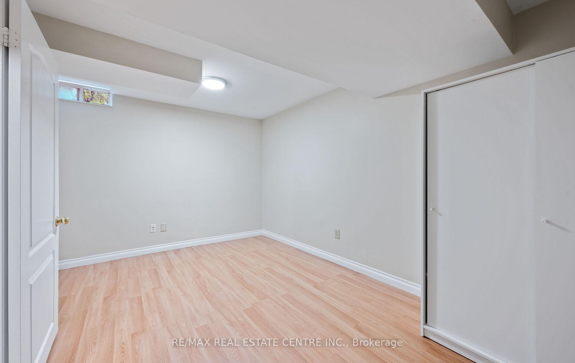 4 Bedrooms Condo at 5030 Heatherleigh, Mississauga For sale
