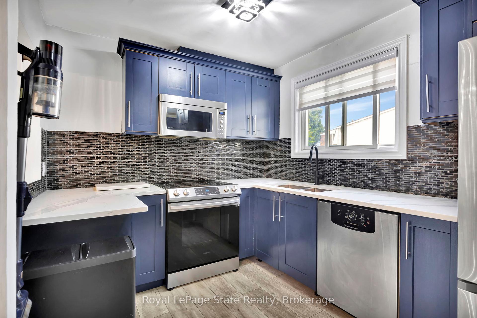 3 Bedrooms Condo at 11 Harrisford, Hamilton For sale