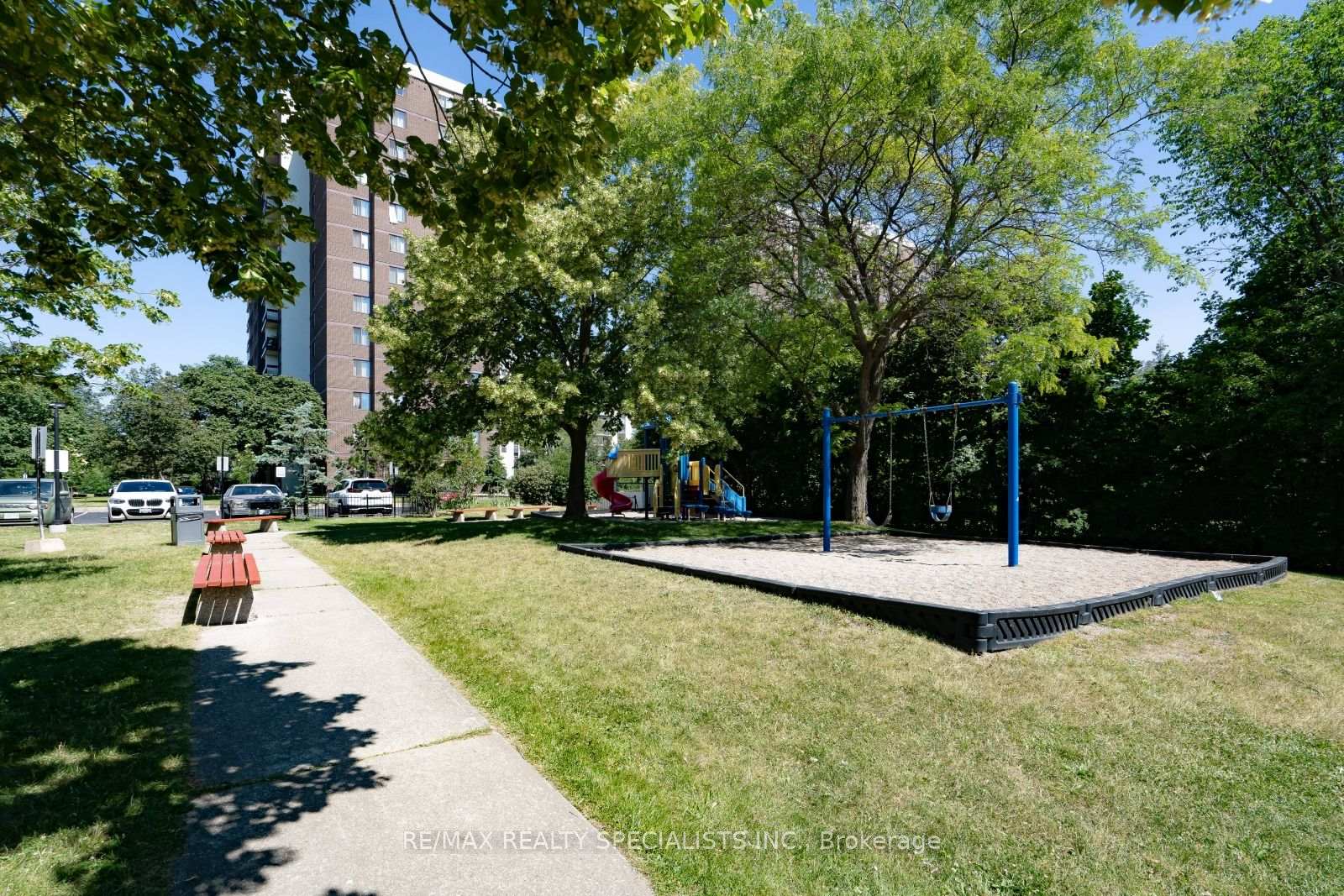 3 Bedrooms Condo at 2556 Argyle, Mississauga For sale