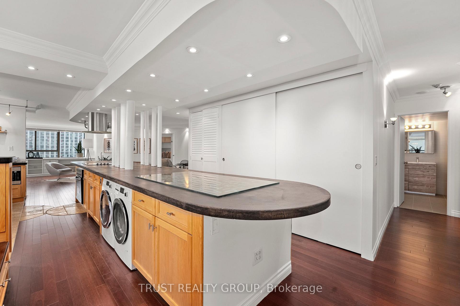 2 Bedrooms Condo at 270 Queens, Toronto For sale