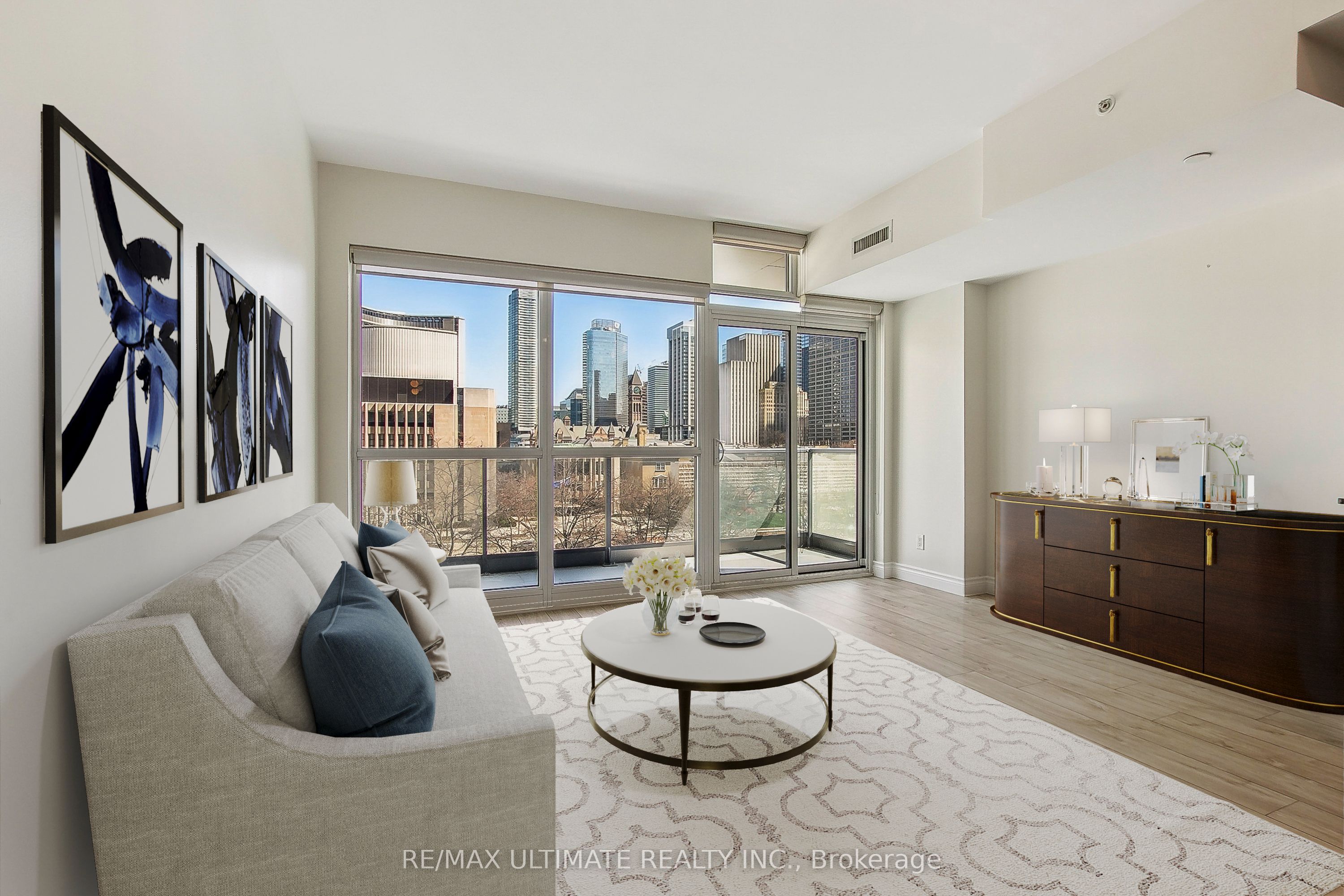 210 Simcoe Street, #611