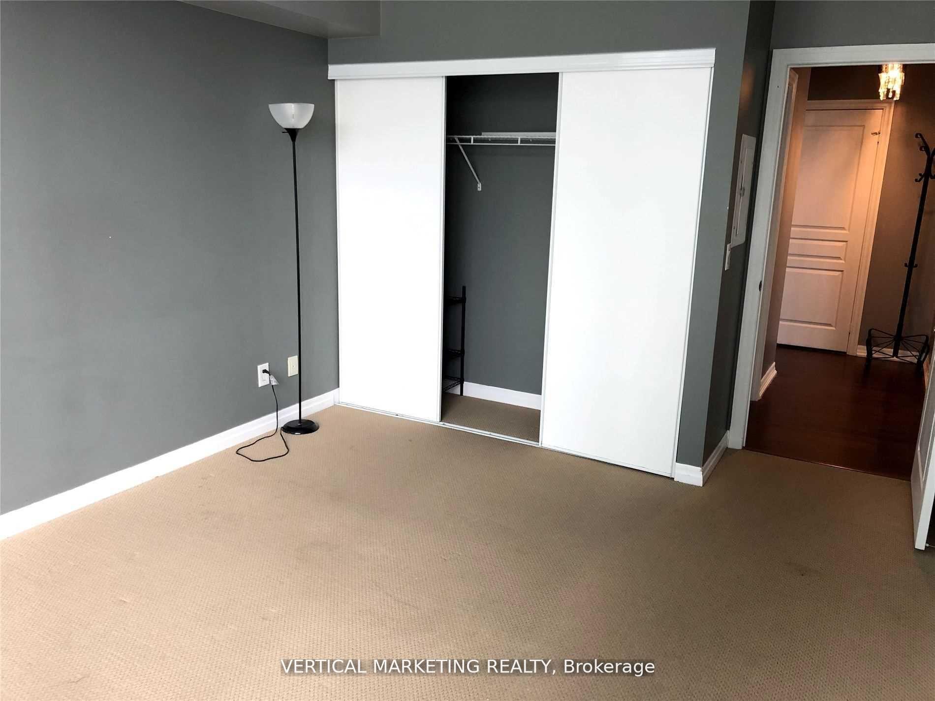 2 Bedrooms Condo at 223 Webb, Mississauga For sale