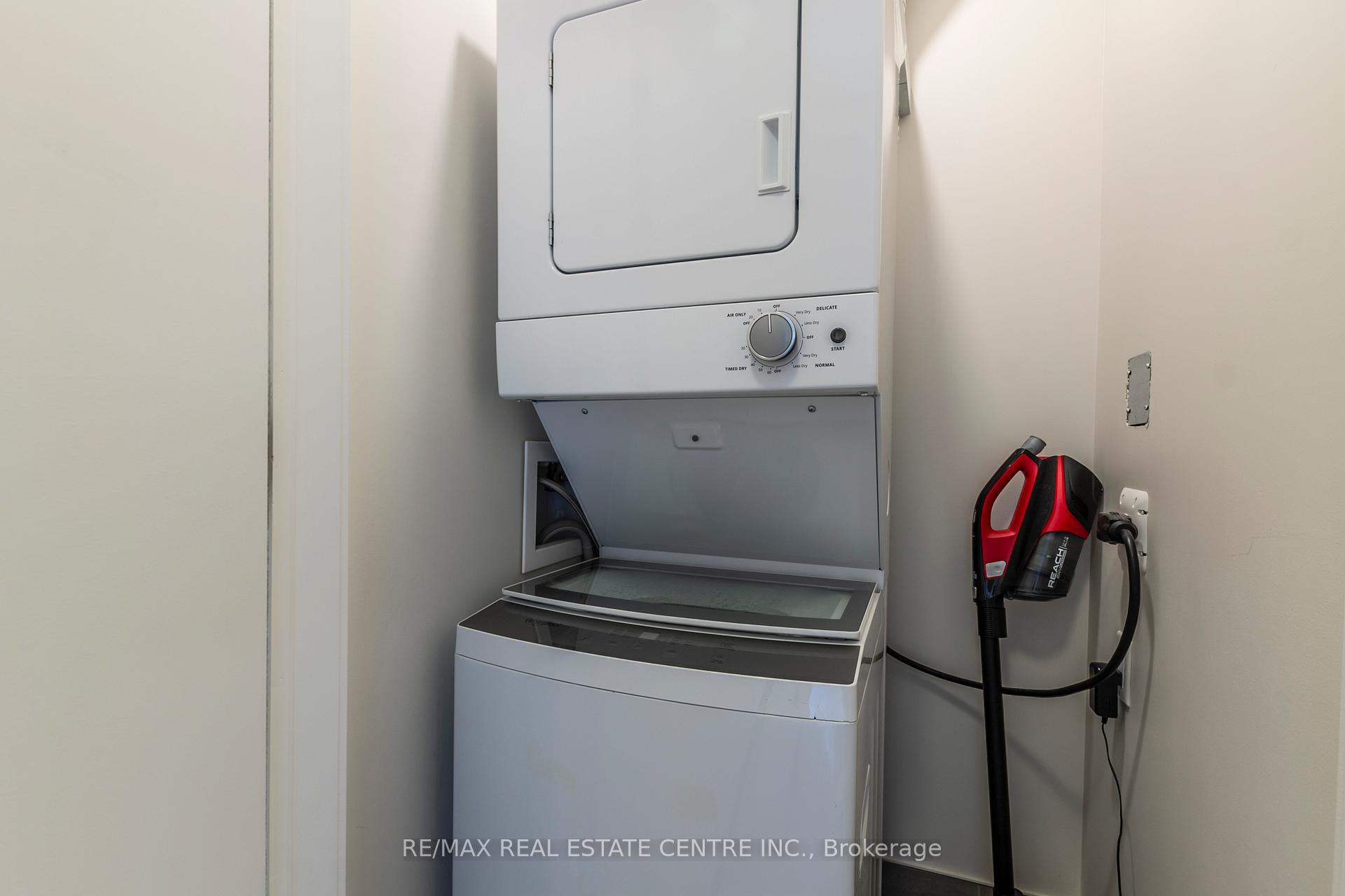 2 Bedrooms Condo at 340 Plains, Burlington For sale