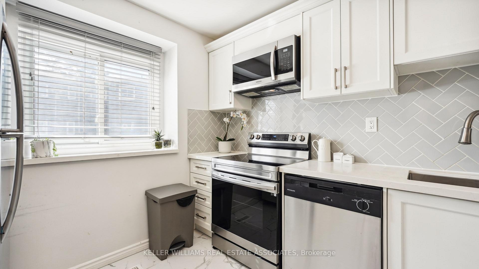 3 Bedrooms Condo at 6855 Glen Erin, Mississauga For sale