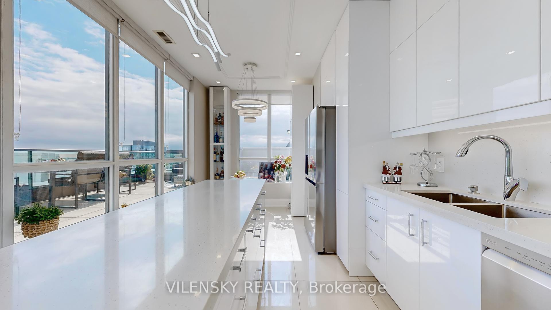 3 Bedrooms Condo at 20 North Park, Vaughan For sale