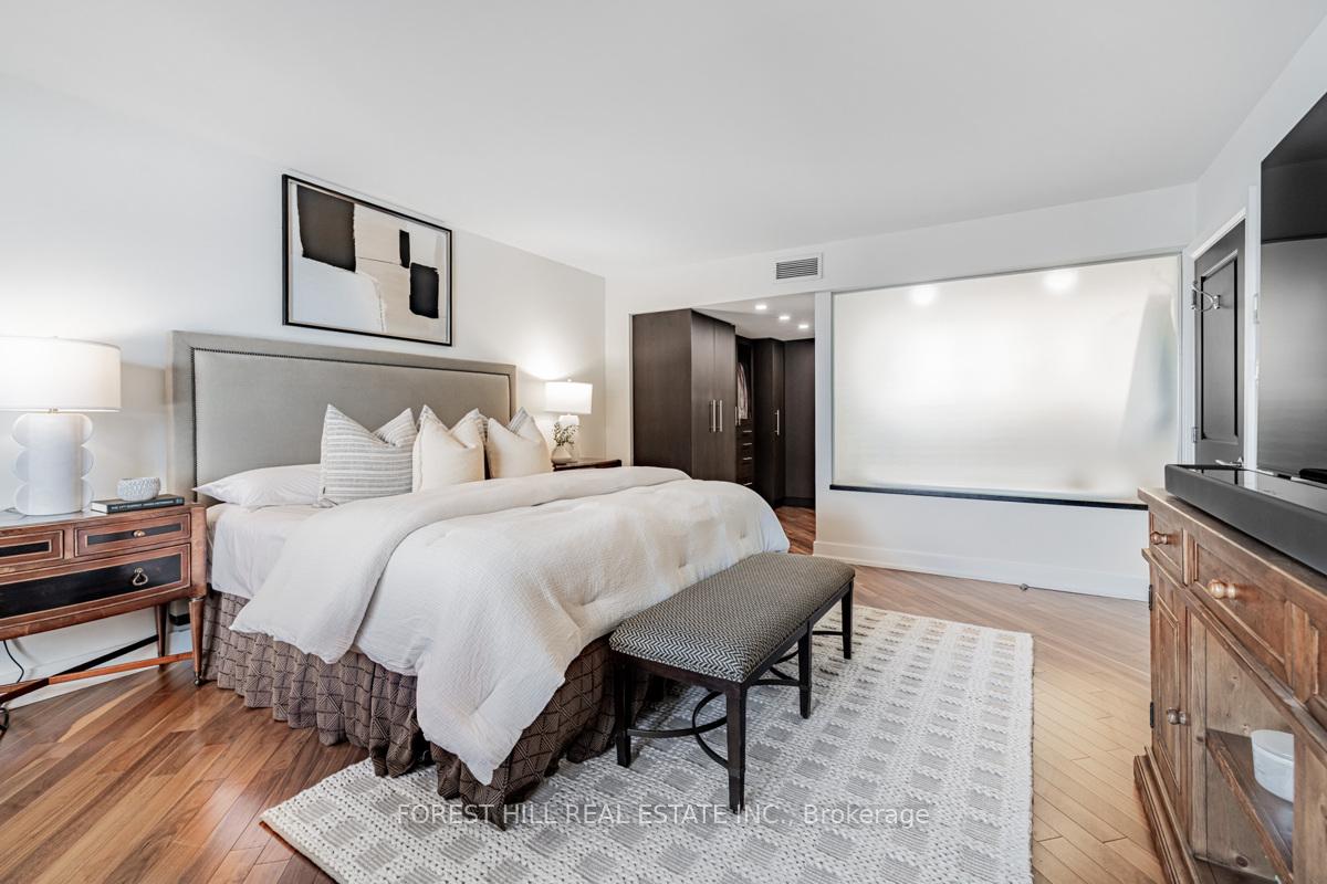 2 Bedrooms Condo at 175 Cumberland, Toronto For sale