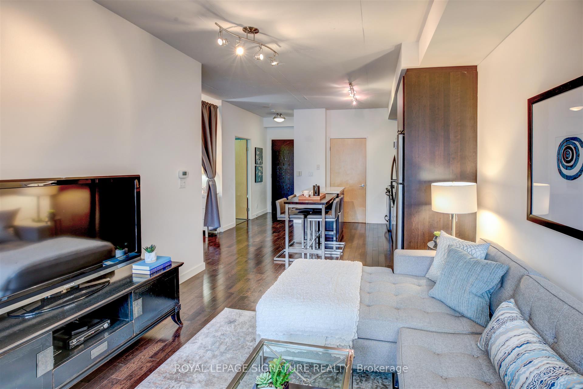 2 Bedrooms Condo at 1 Shaw, Toronto For sale