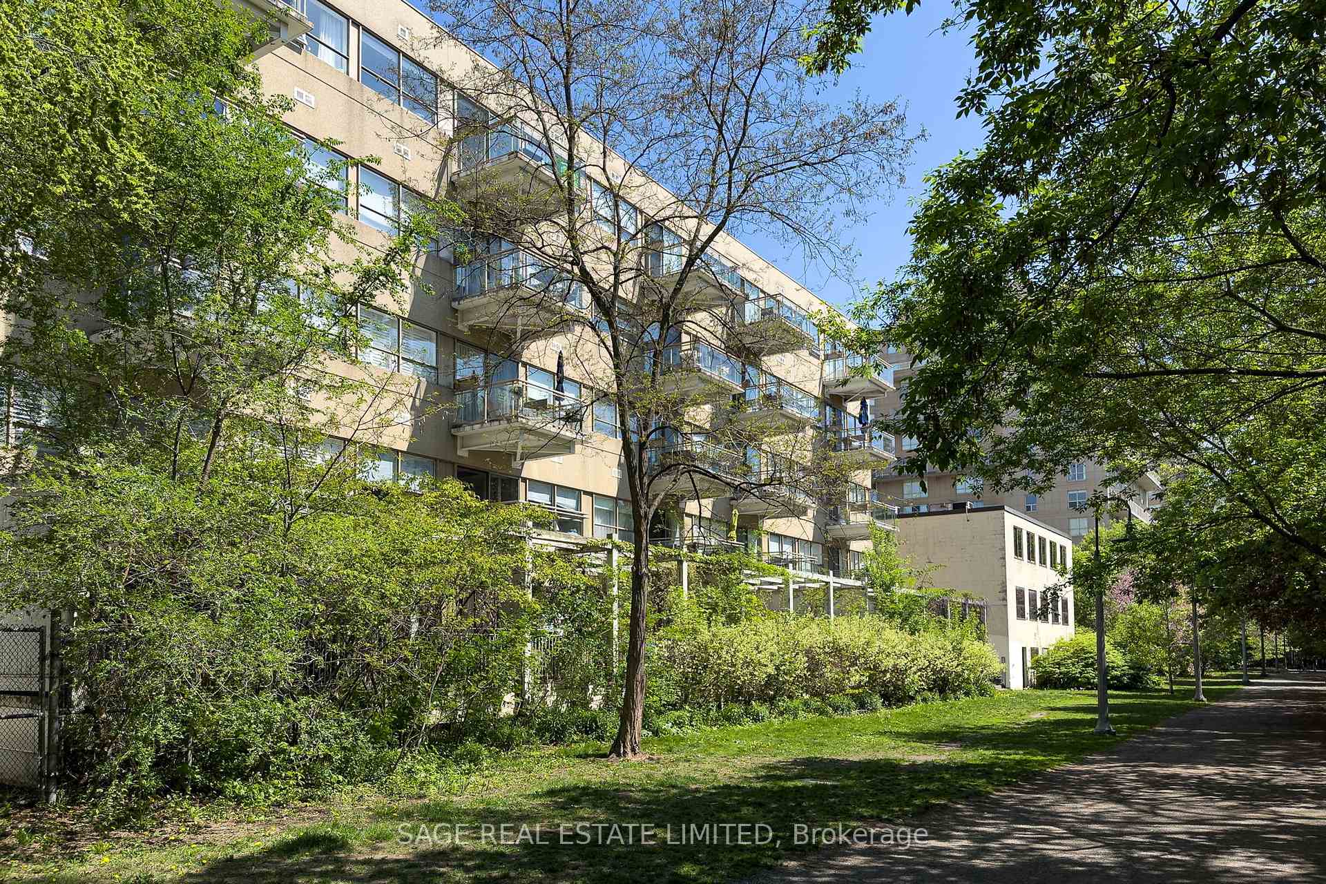 2 Bedrooms Condo at 111 Merton, Toronto For sale