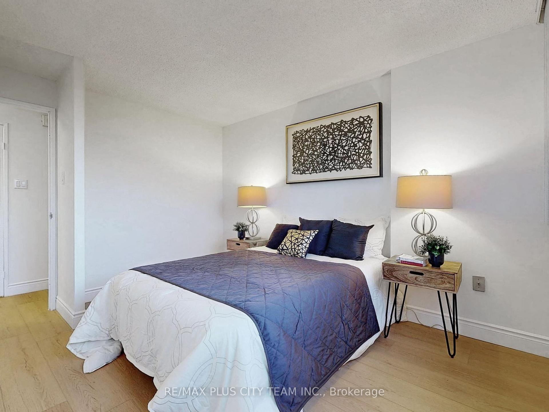 3 Bedrooms Condo at 6500 Montevideo,  Mississauga For sale