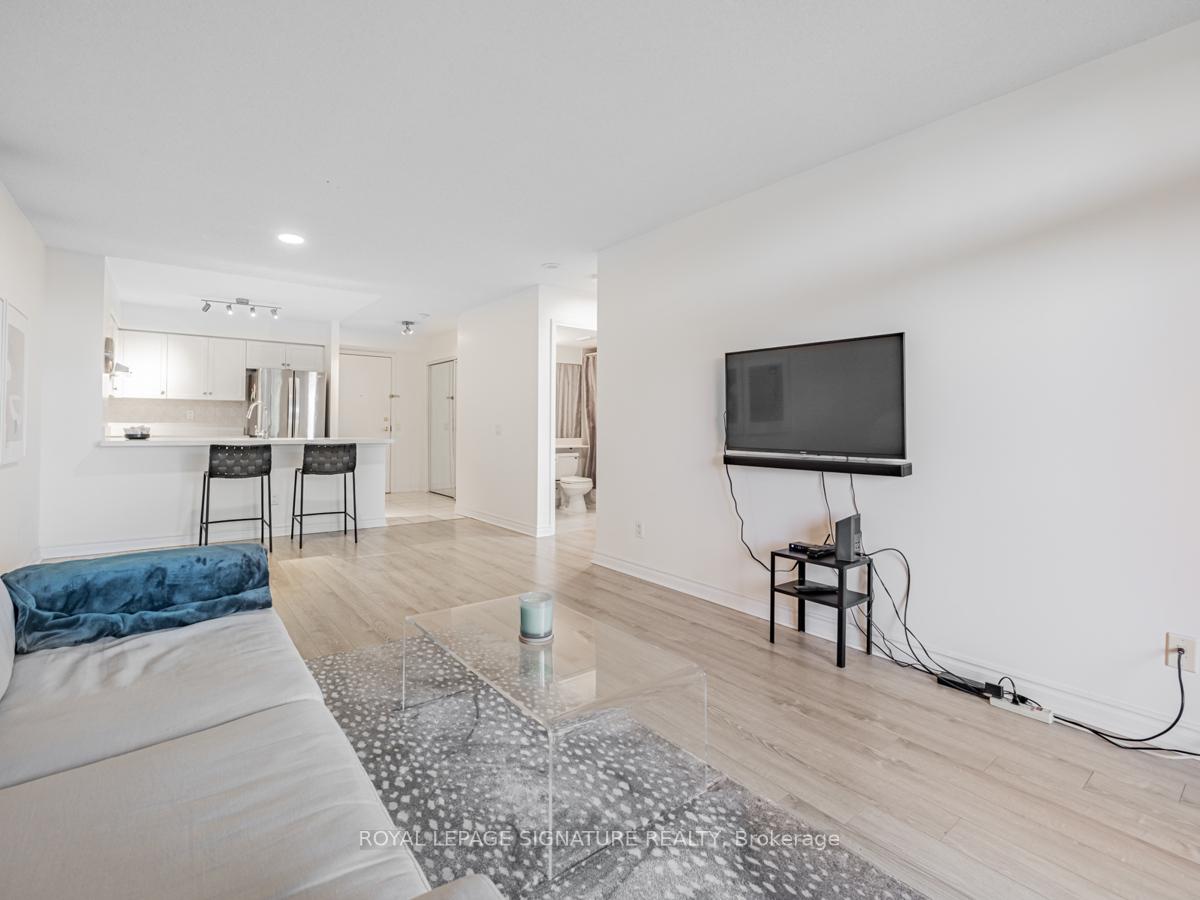 2 Bedrooms Condo at 35 Kingsbridge Garden, Mississauga For sale