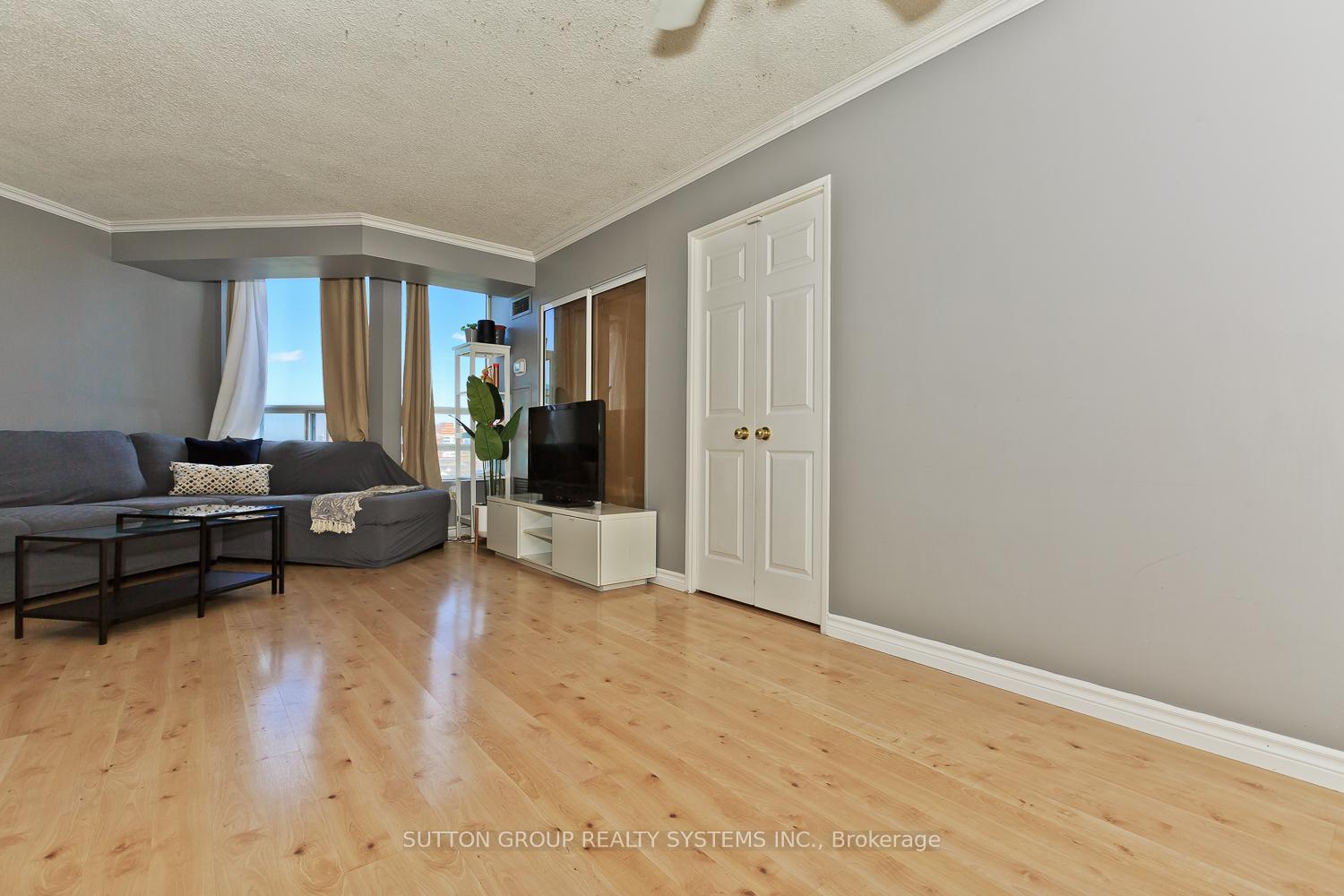 3 Bedrooms Condo at 50 Kingsbridge Garden, Mississauga For sale