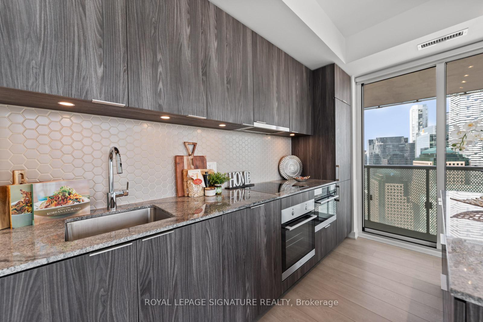 3 Bedrooms Condo at 15 Queens, Toronto For sale