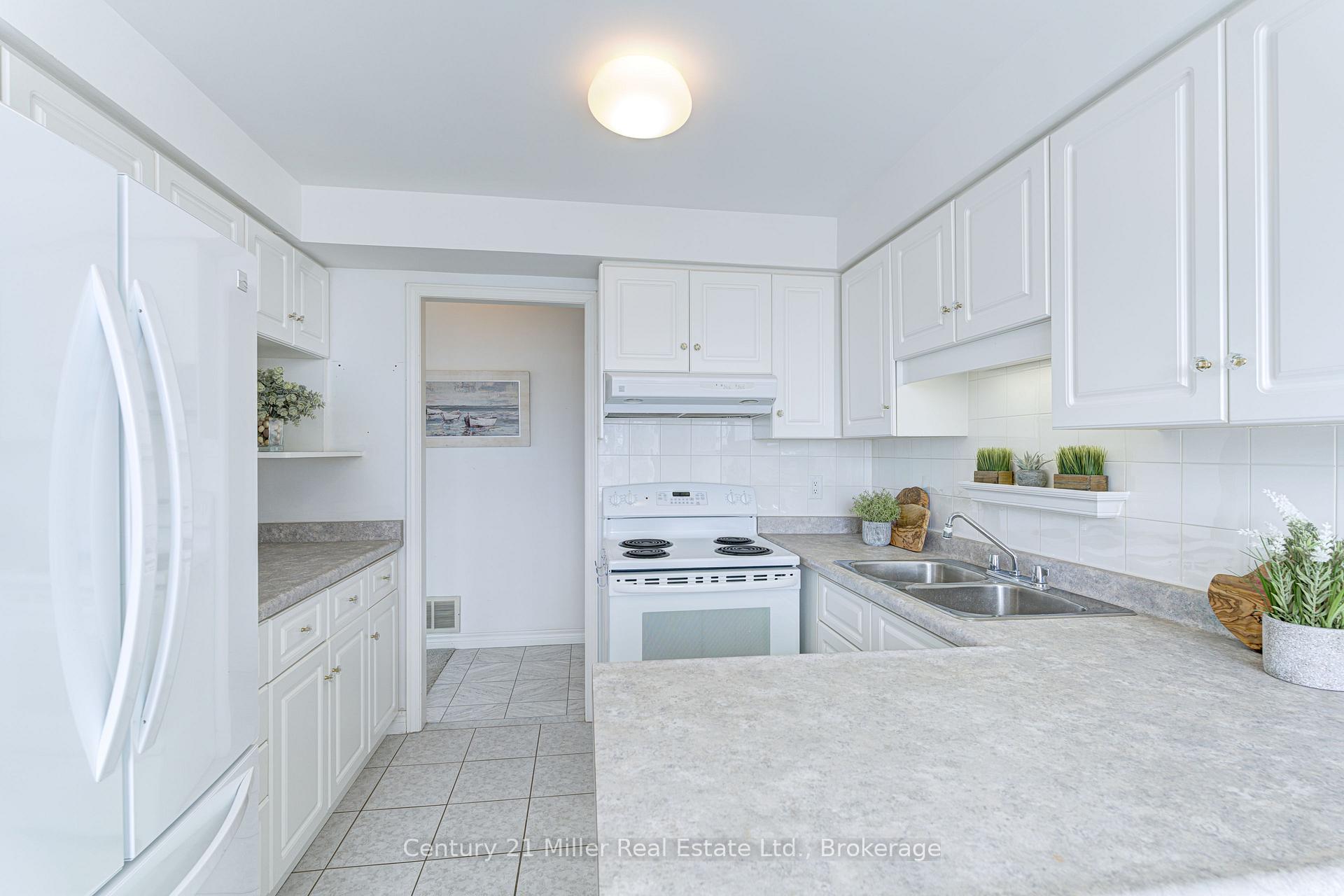 2 Bedrooms Condo at 67 Caroline, Hamilton For sale