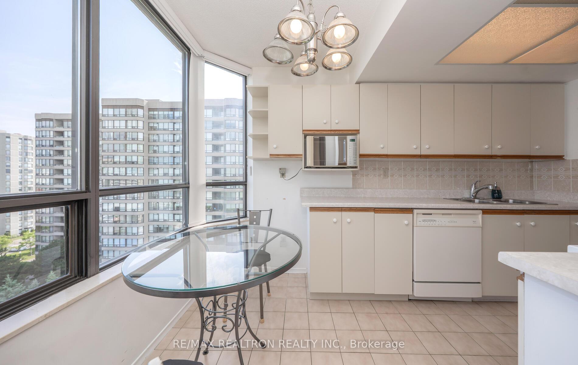 2 Bedrooms Condo at 7420 Bathurst, Vaughan For sale