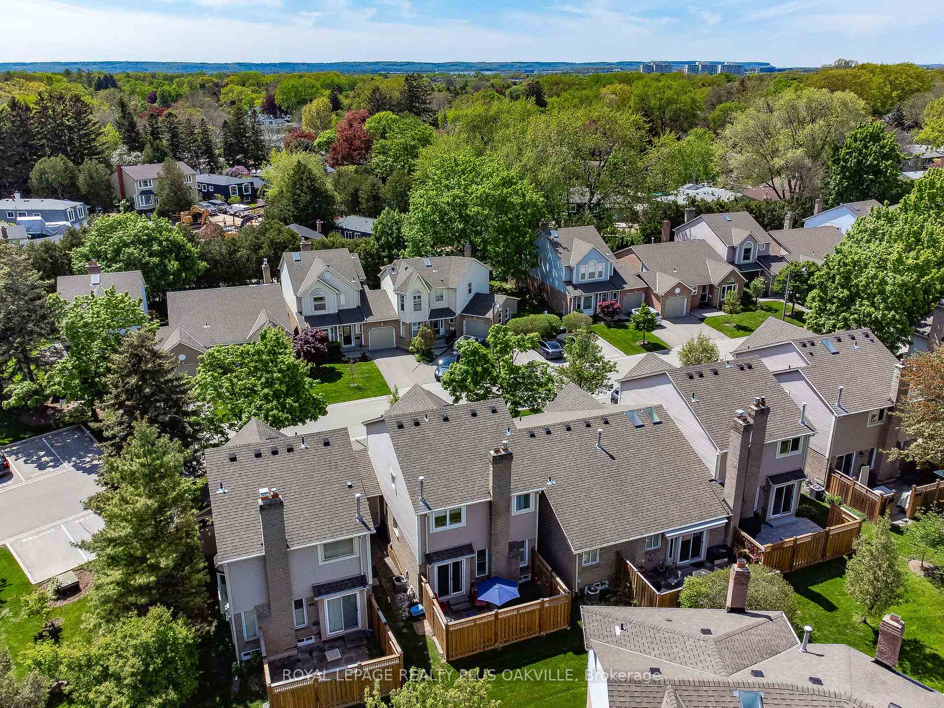 2 Bedrooms Condo at 5255 Lakeshore, Burlington For sale