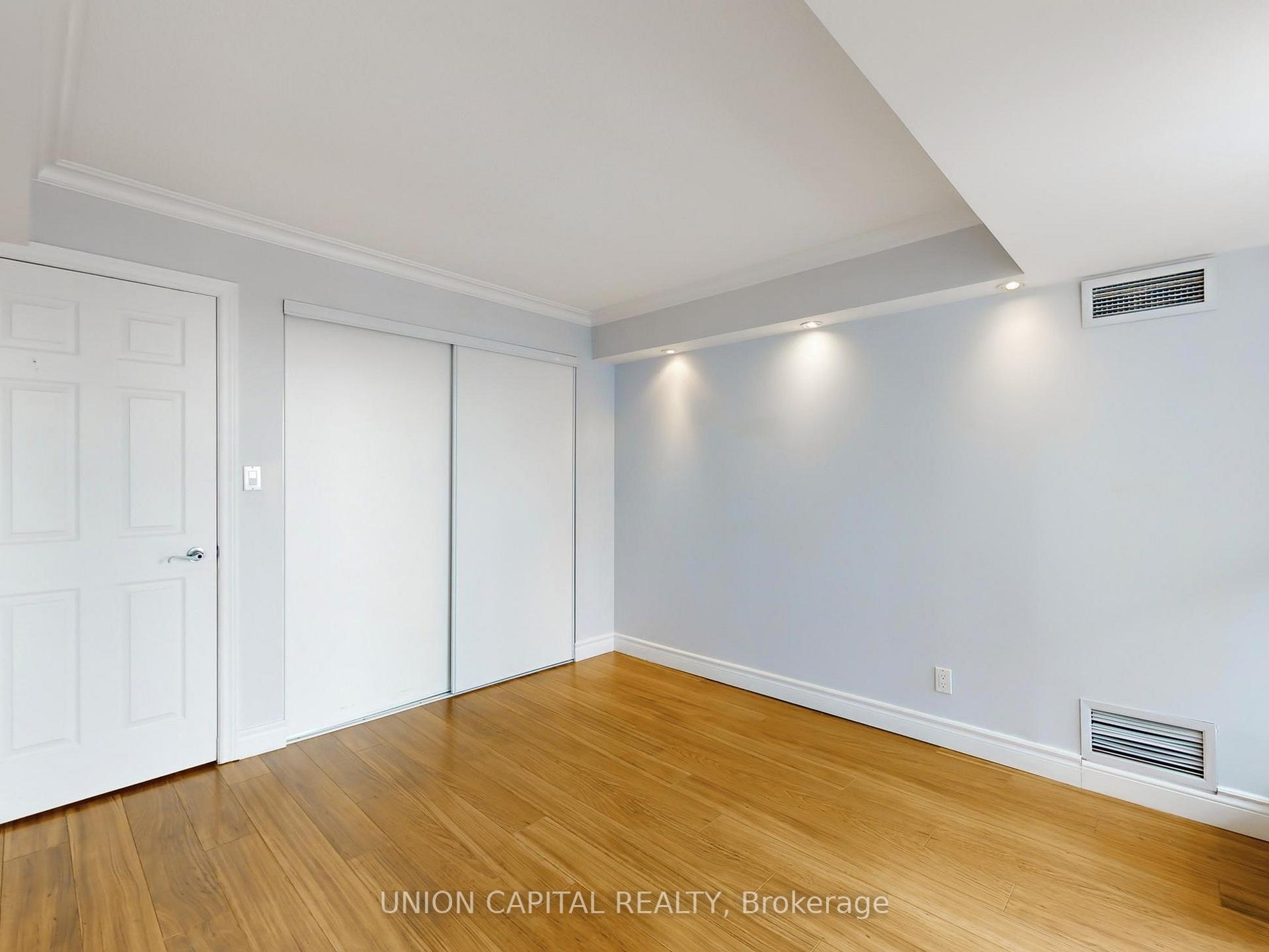 3 Bedrooms Condo at 28 Hollywood, Toronto For sale