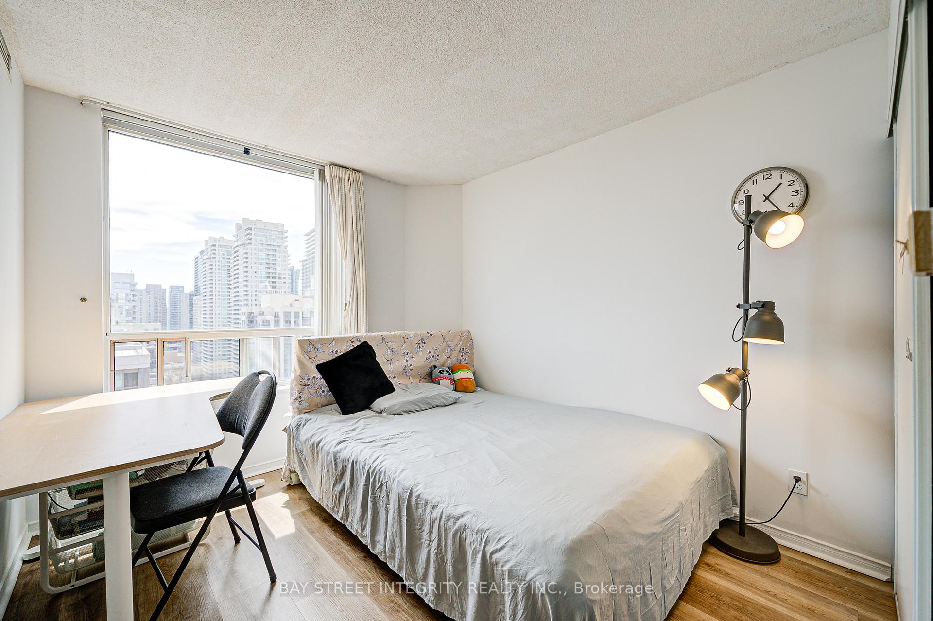 2 Bedrooms Condo at 18 Hillcrest,  Toronto For sale